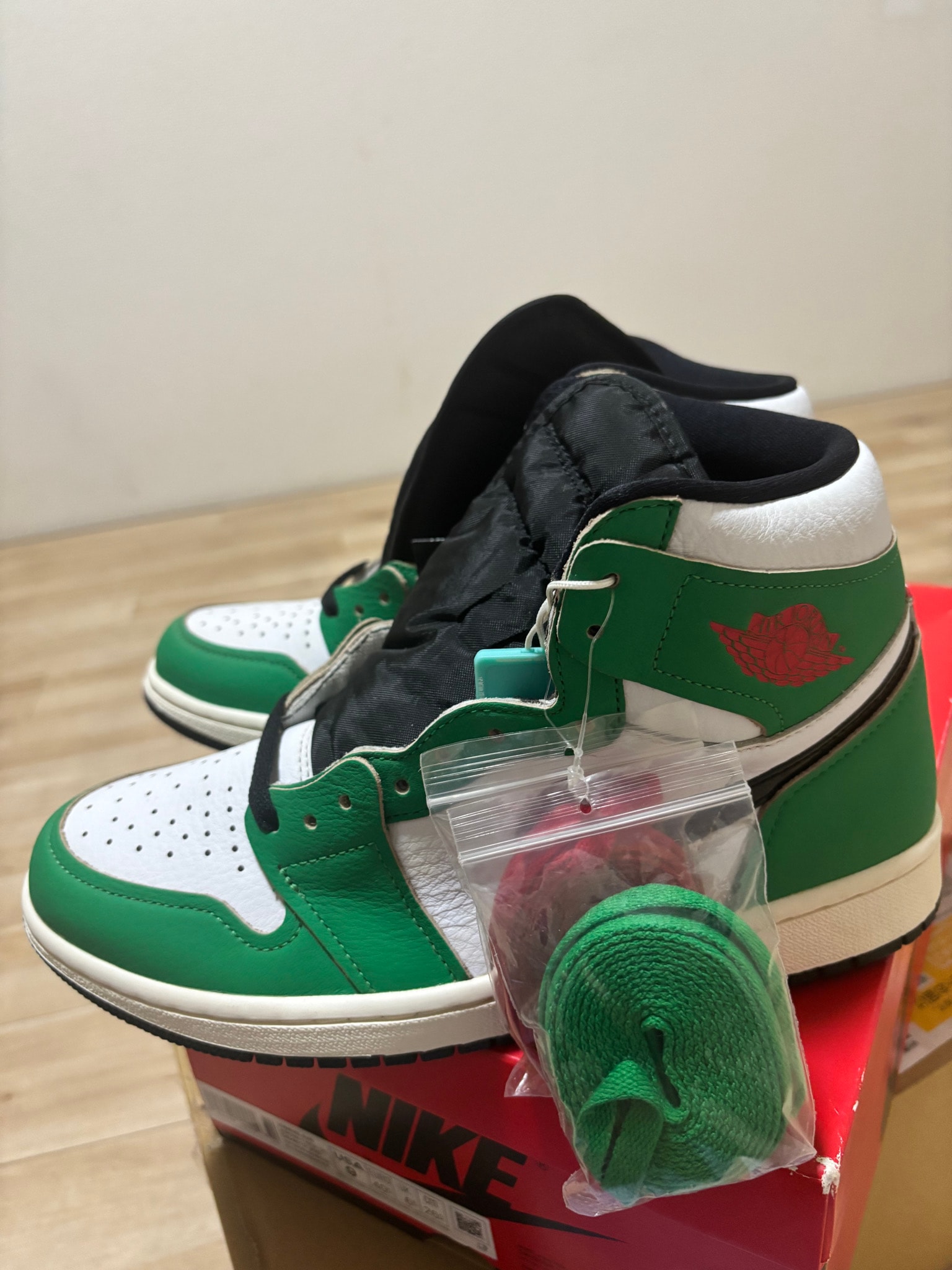 Nike Women's Air Jordan 1 High OG "Lucky Green/White-Sail-Black"