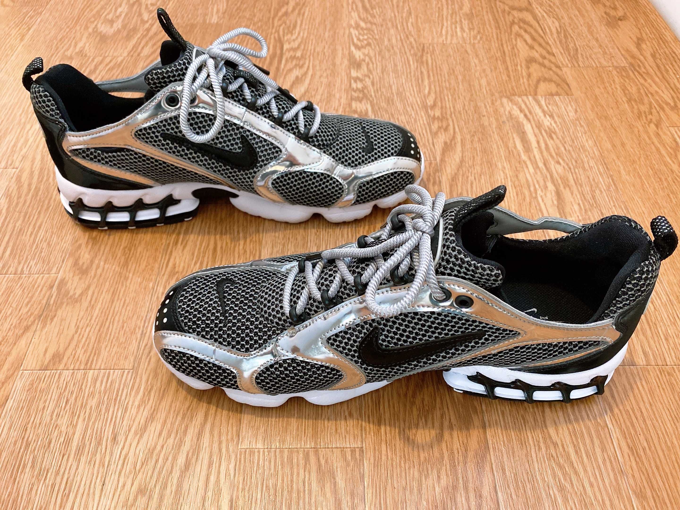 STUSSY × NIKE AIR ZOOM SPIRIDON CAGED "PURE PLATINUM/BLACK-WHITE"