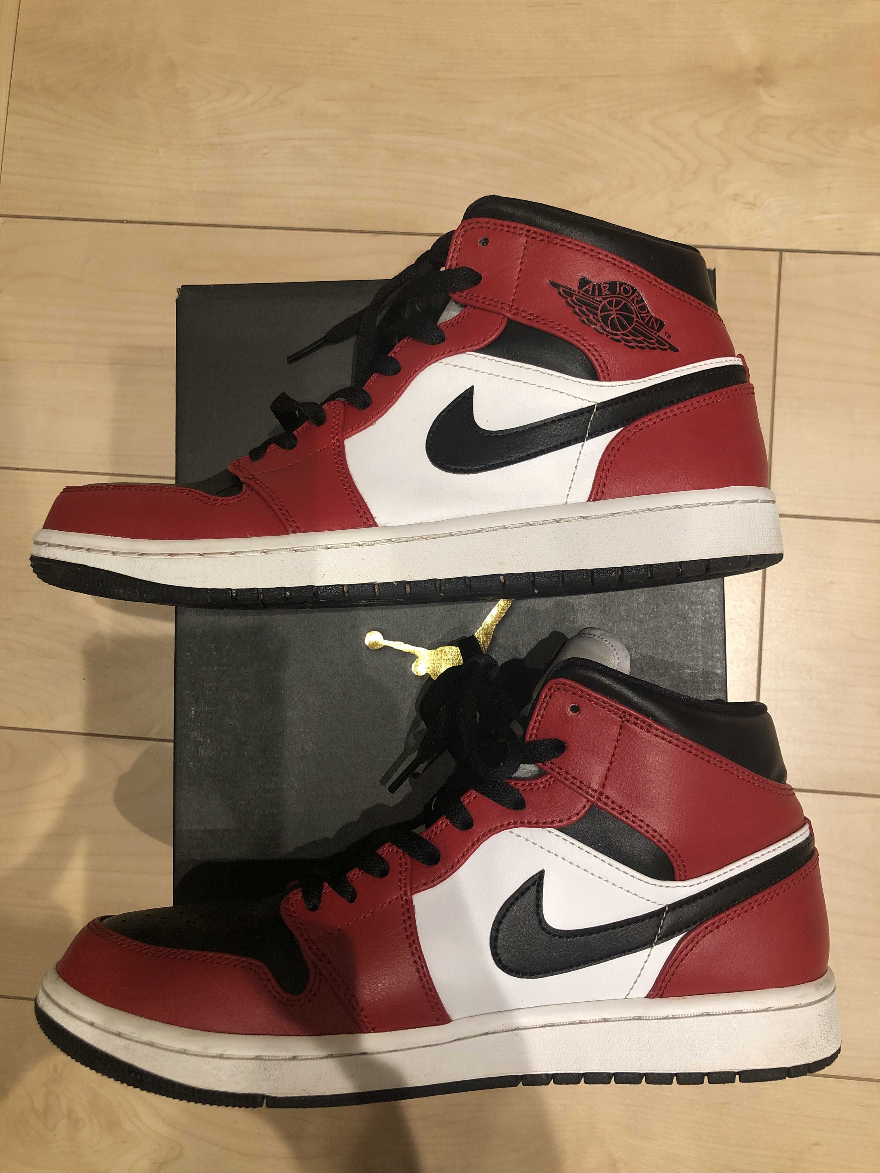 Nike Air Jordan 1 Mid "Chicago Black Toe"