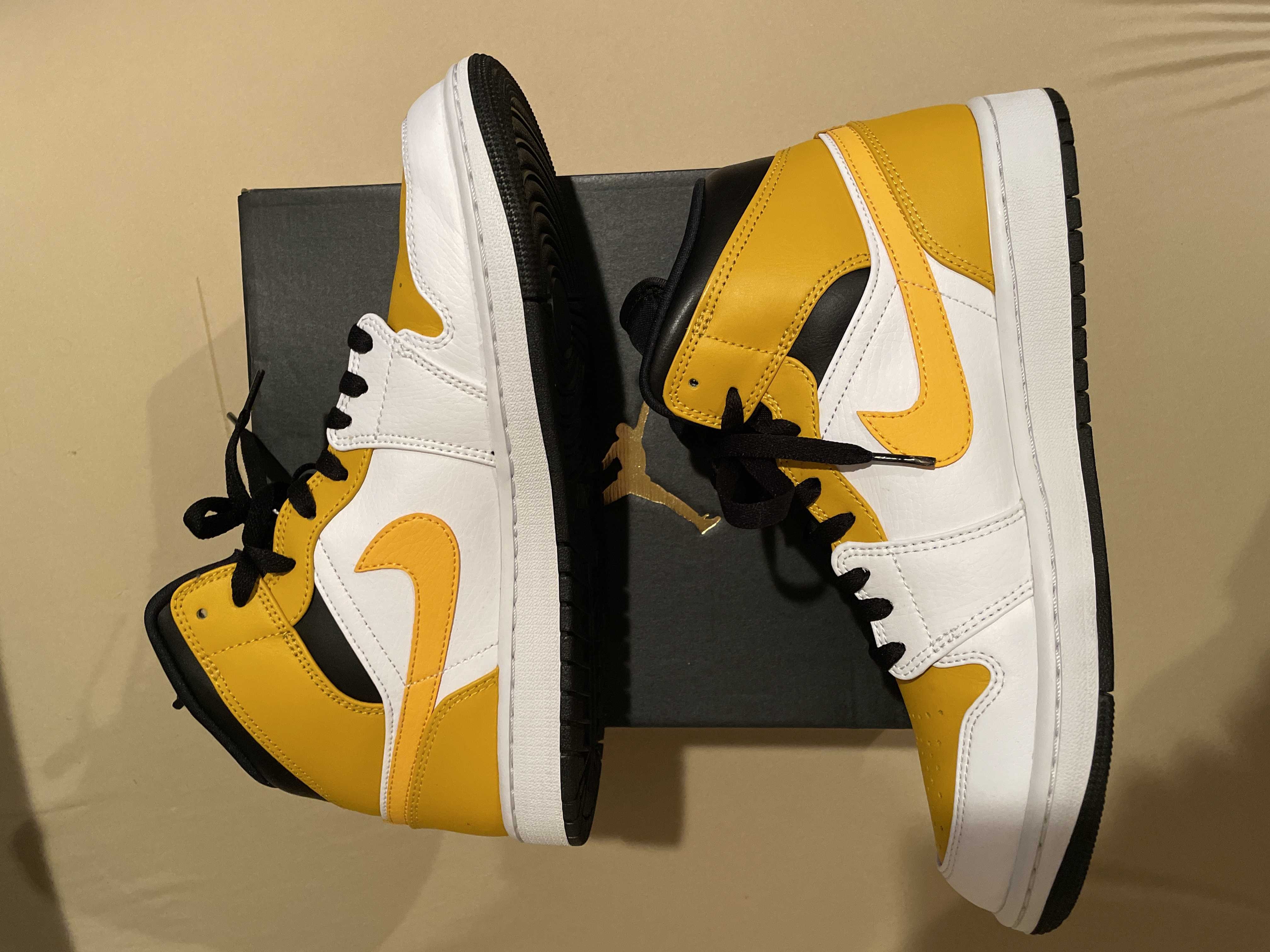 Nike Air Jordan 1 Mid "University Gold"