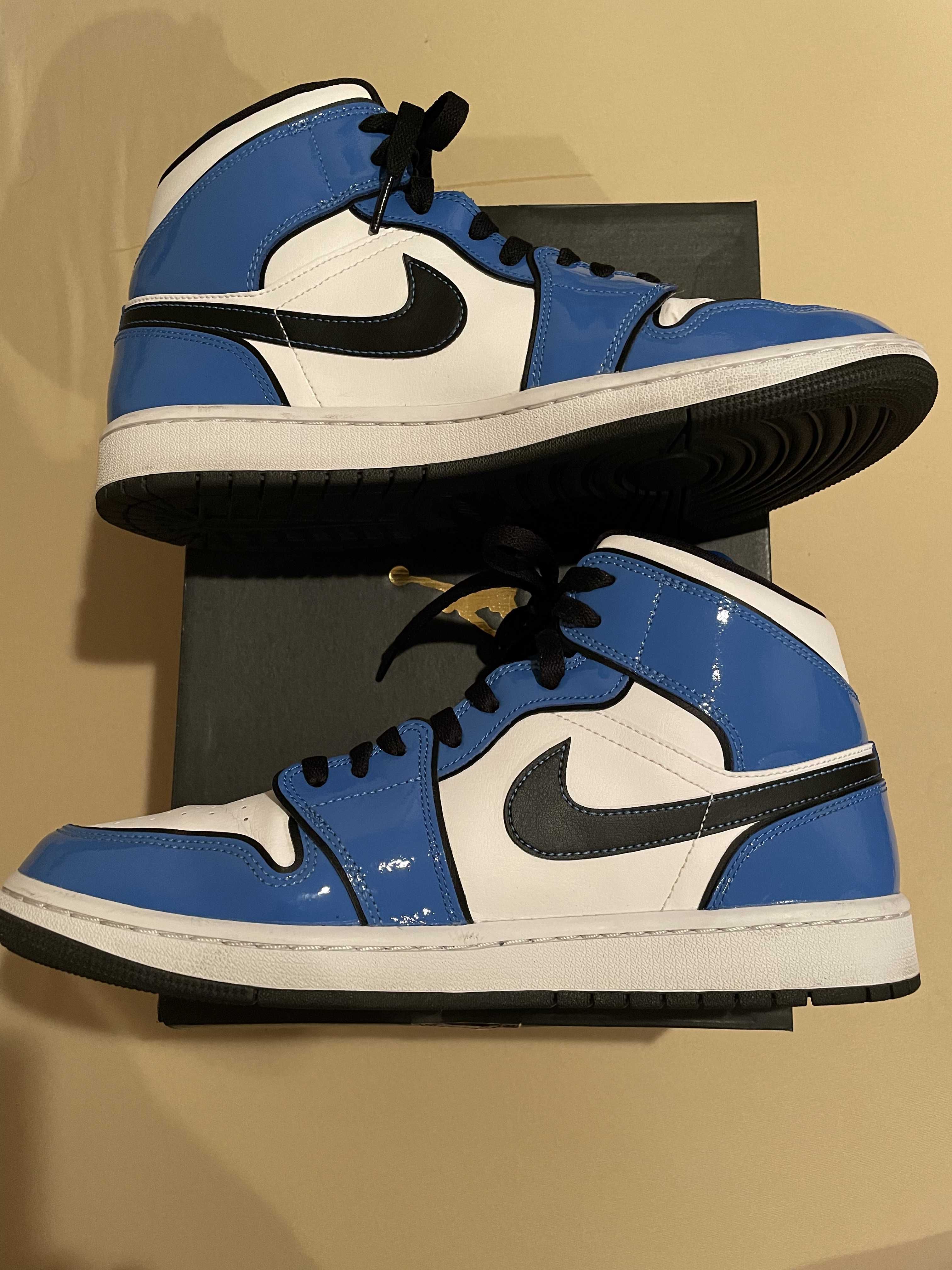 Nike Air Jordan 1 Mid SE "Signal Blue"