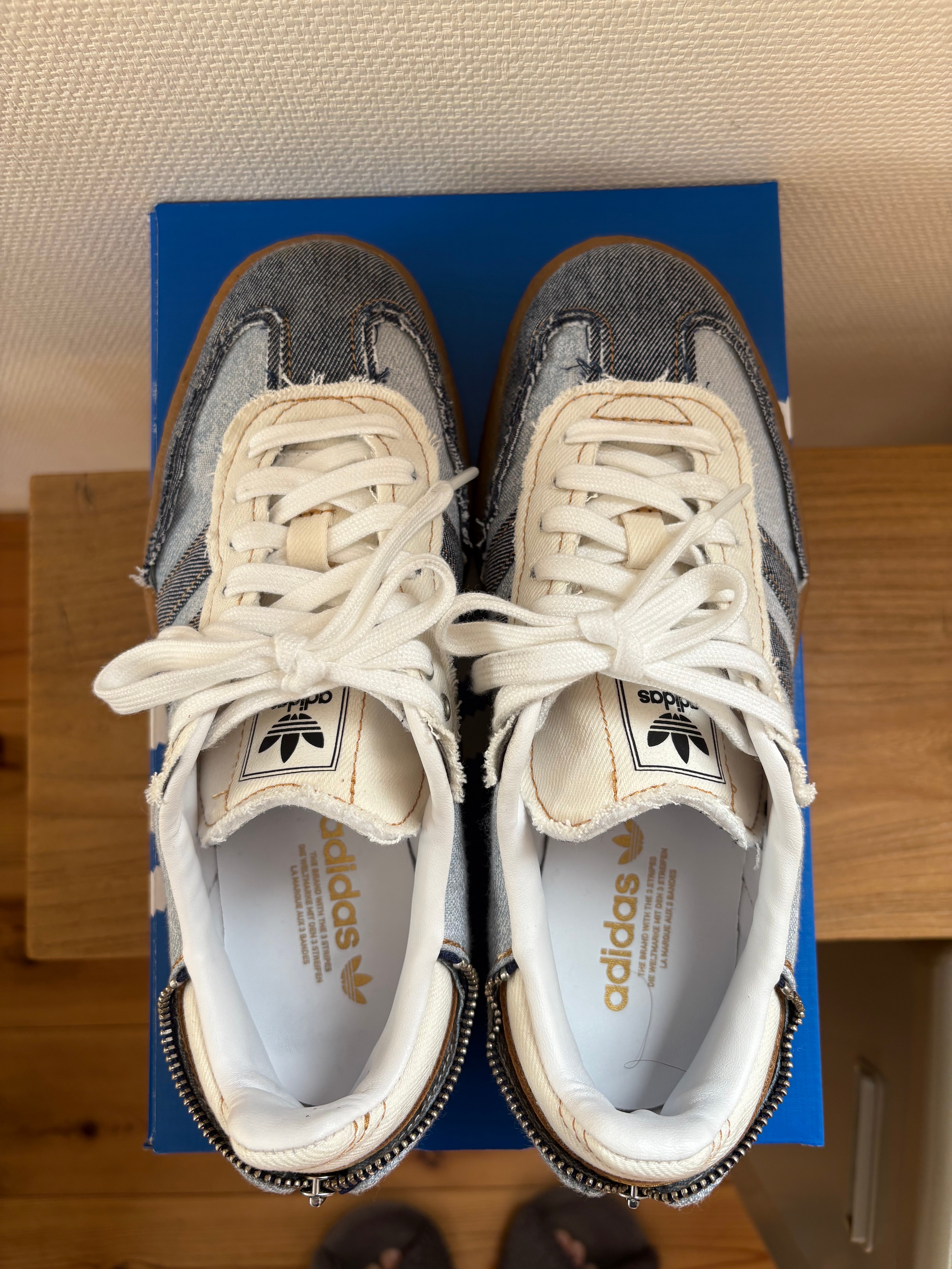 アディダス ウィメンズ サンベイ "スタックドデニム" (アトモスピンク エクスクルーシブ)