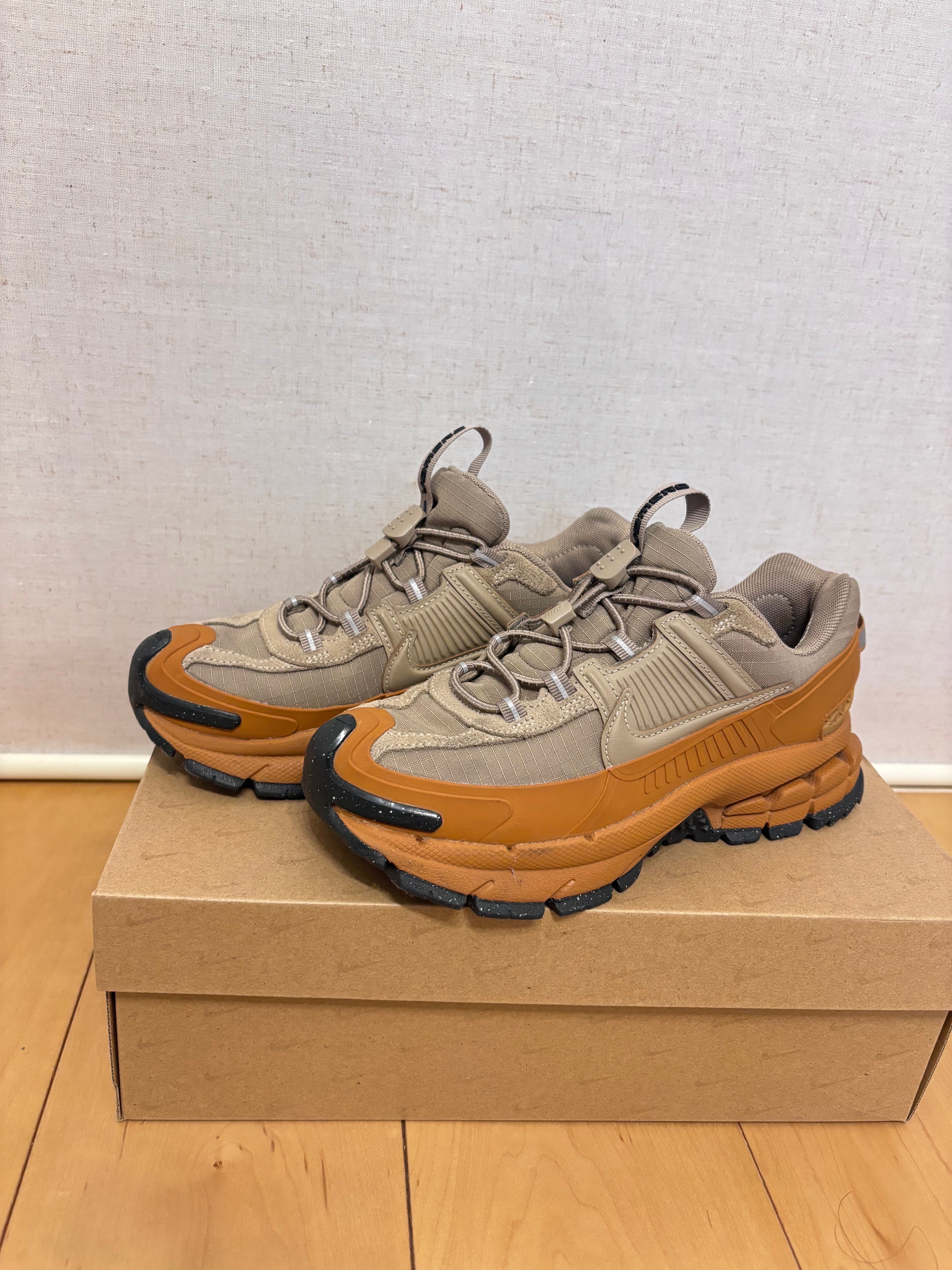 ナイキ ウィメンズ ズーム ボメロ ローム "フラックス"