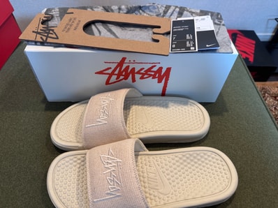 STUSSY × NIKE BENASSI SLIDE "STONE"
