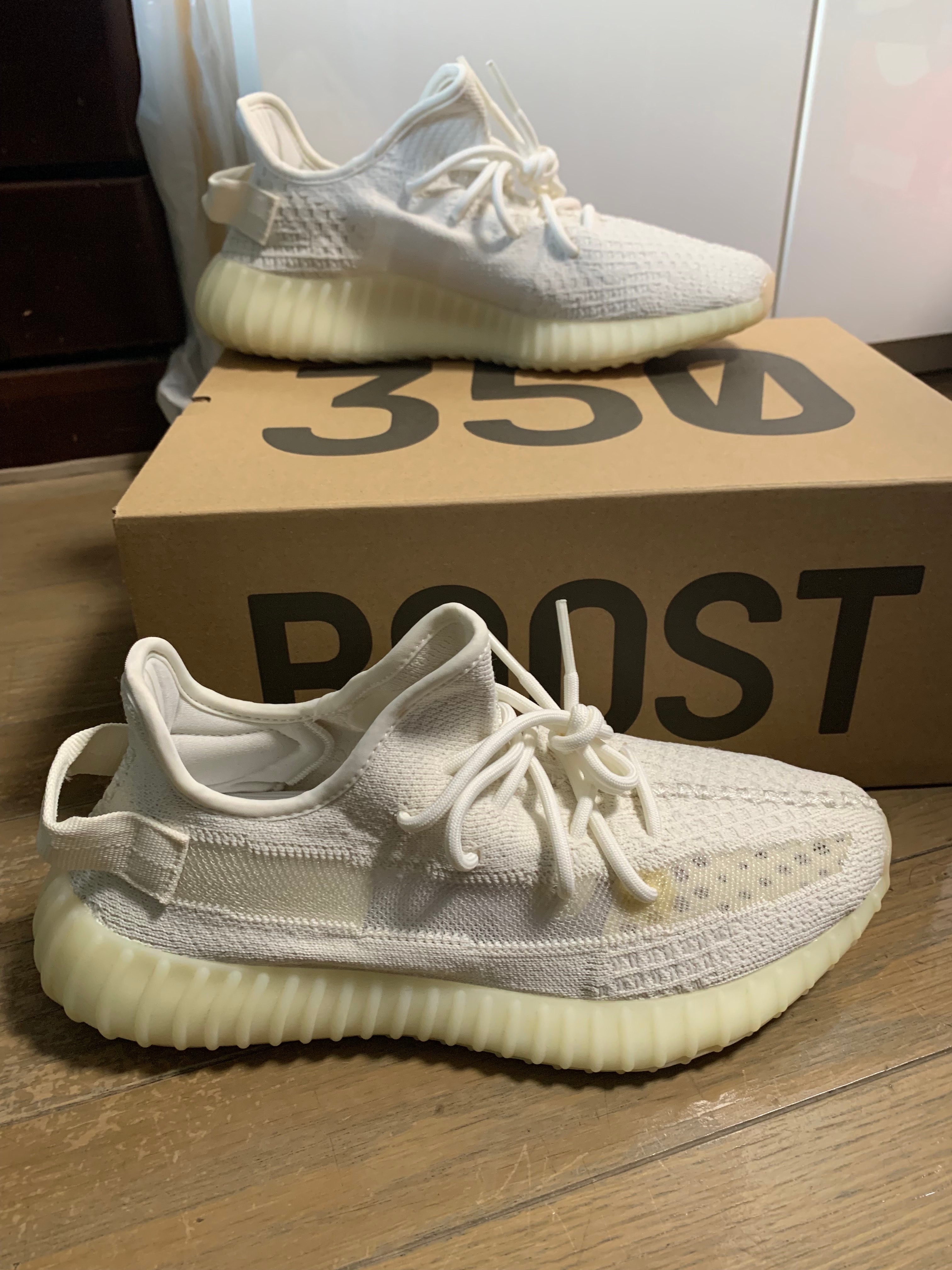 アディダス イージーブースト350V2 "ボーン"