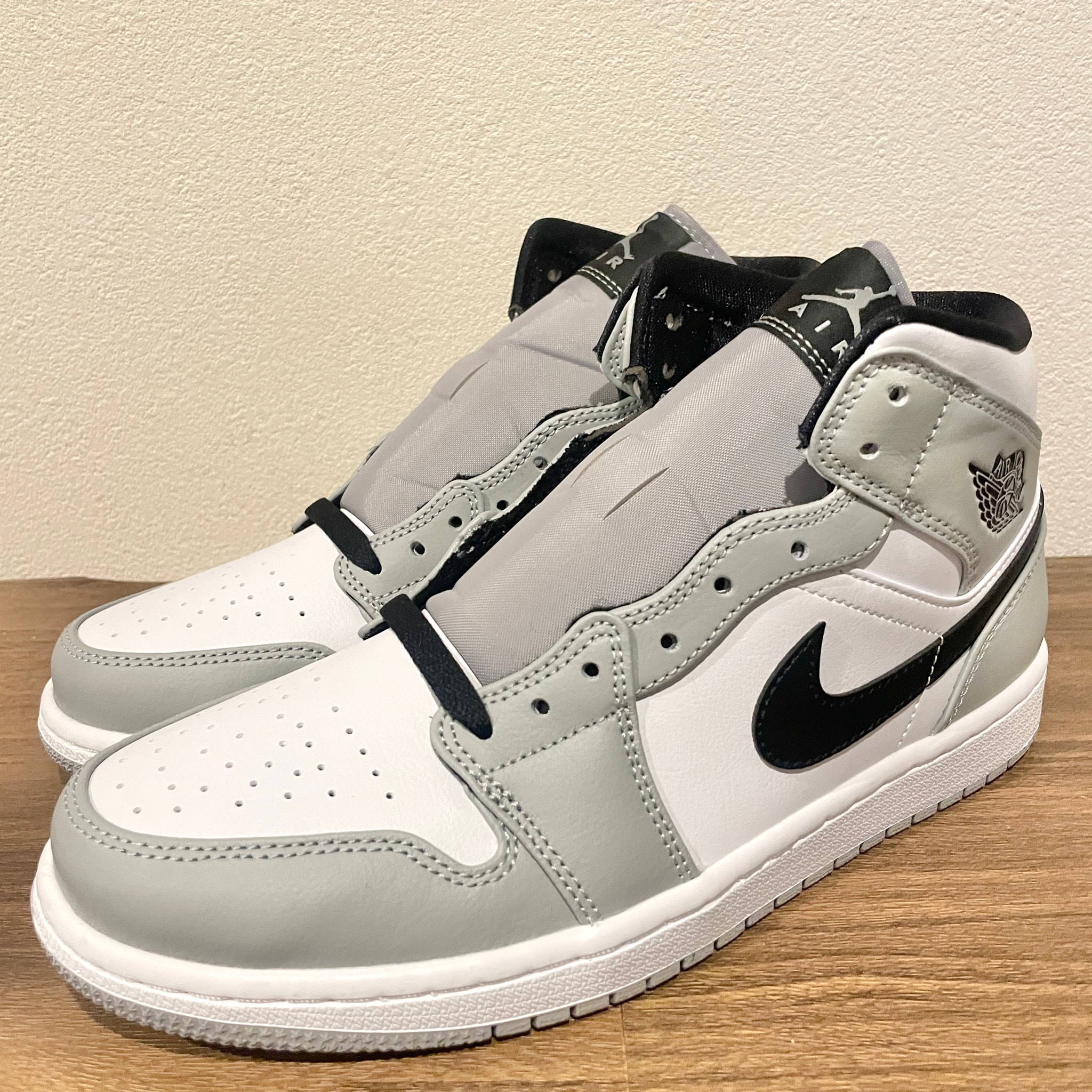 Nike Air Jordan 1 Mid "Light Smoke Grey/White/Black"