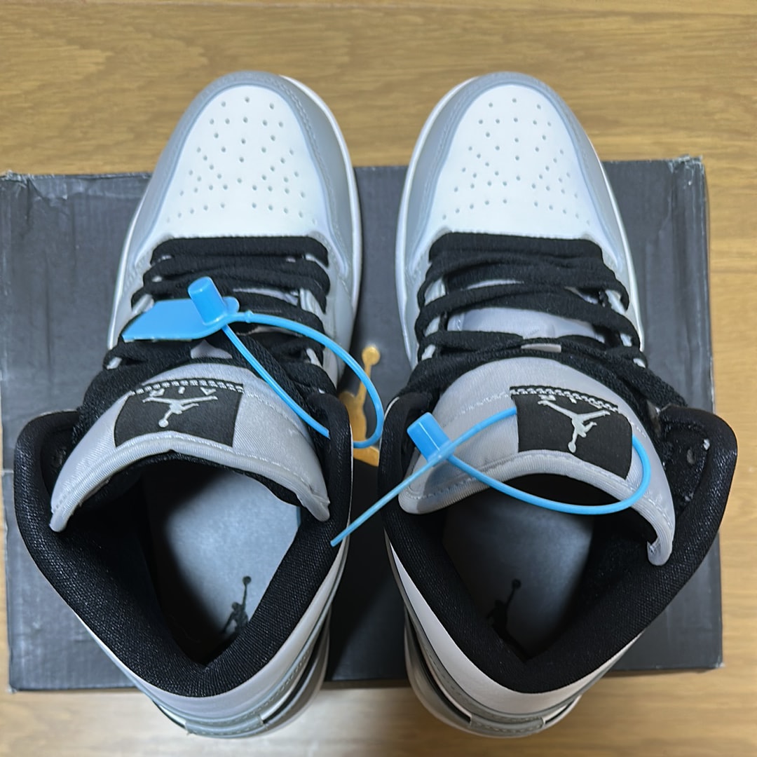 ナイキ エアジョーダン1 ミッド "ライトスモークグレー/ホワイト/ブラック"