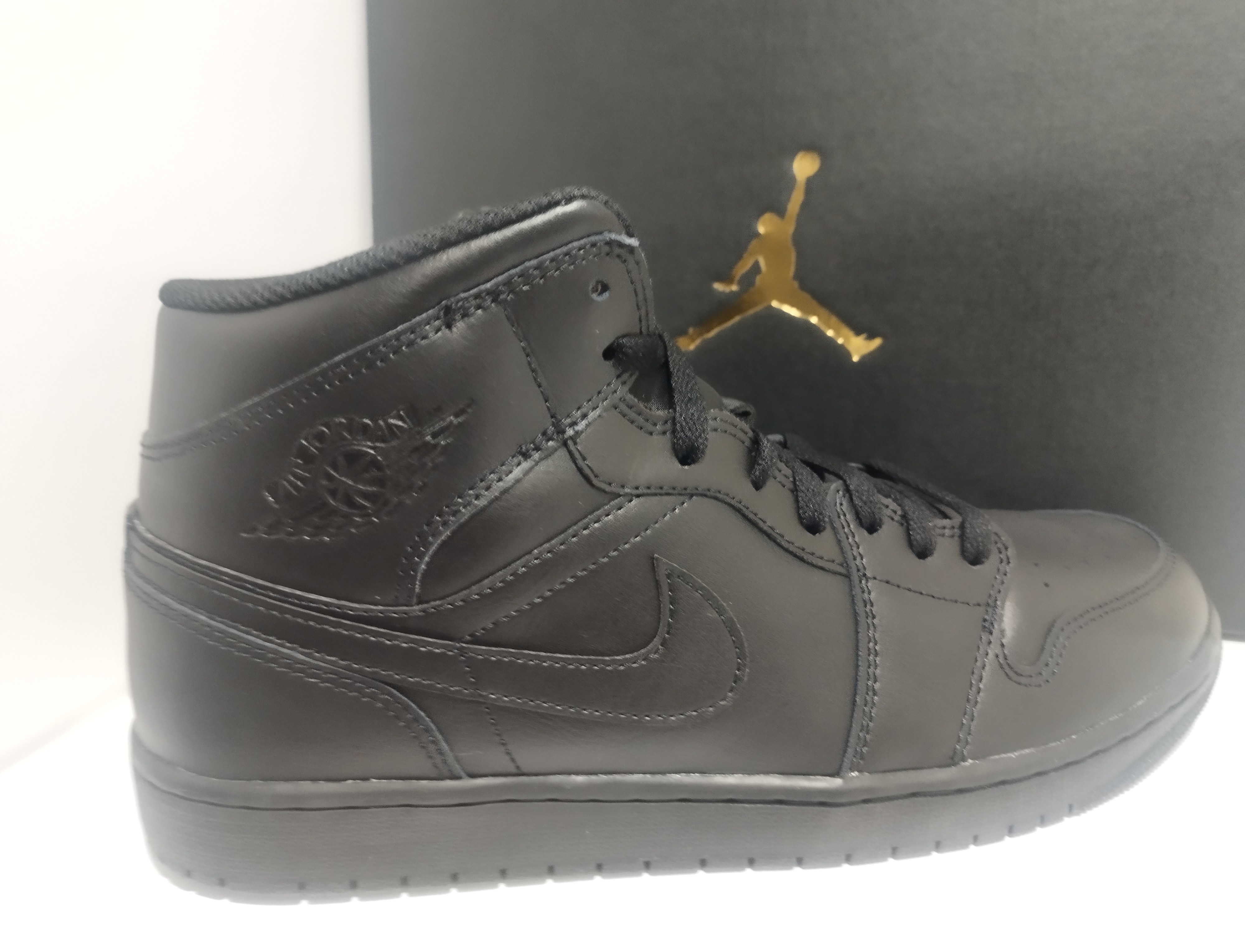 ナイキ エアジョーダン1 ミッド "トリプルブラック"