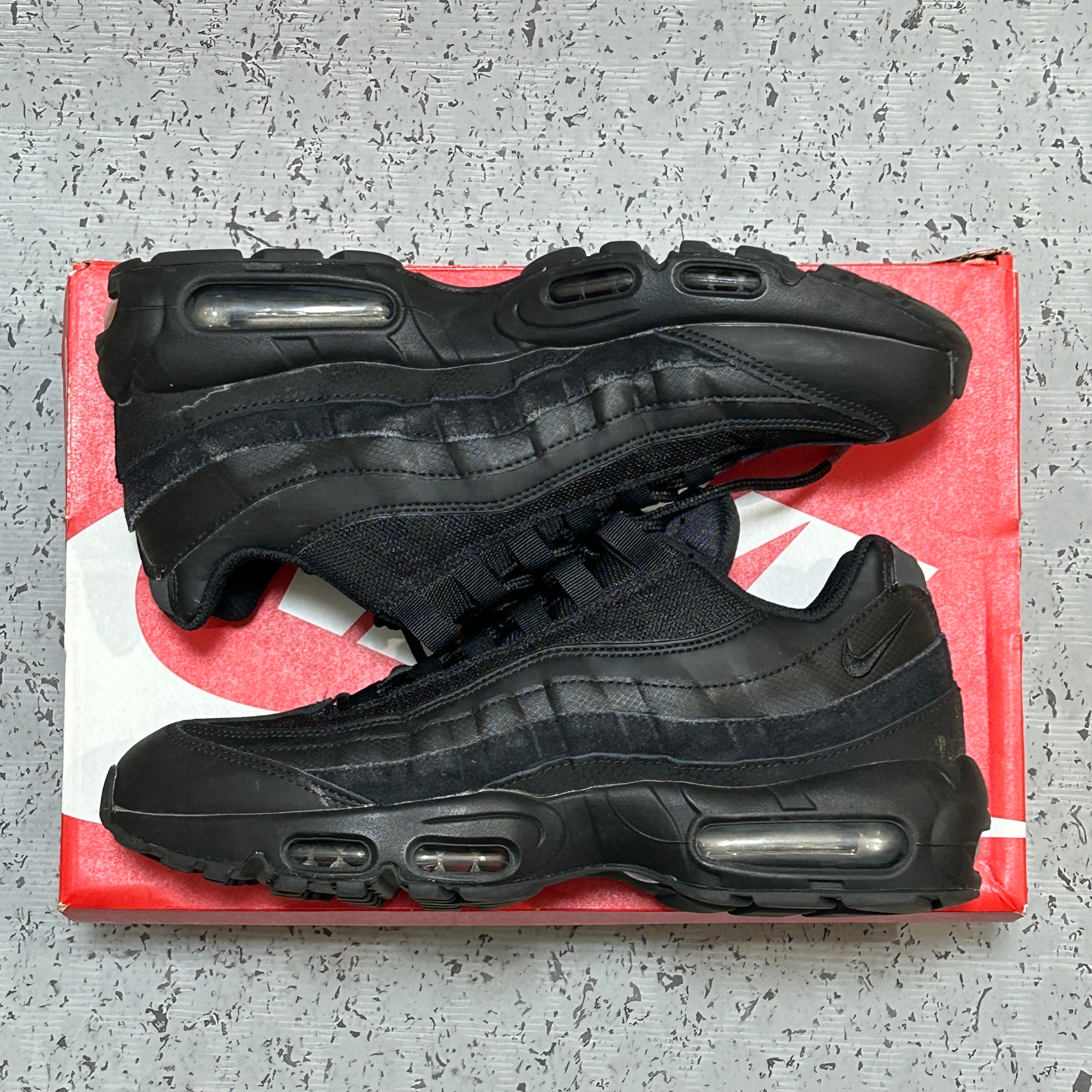 【限定】【非売品】NIKE AIR MAX 95 レッドアイズ・ブラックドラゴン 海外展開！ナイキ エア マックス 95 エッセンシャル “ブラック