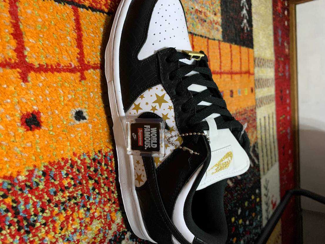 Supreme × Nike SB Dunk Low OG QS Gold Stars "White/Black"