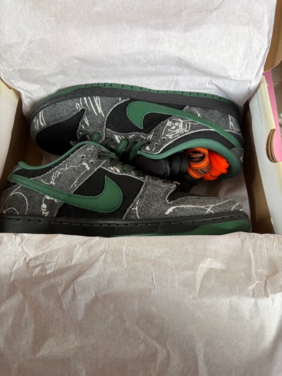 There Skateboards × Nike SB Dunk Low Pro "Anthracite and Gorge Green"