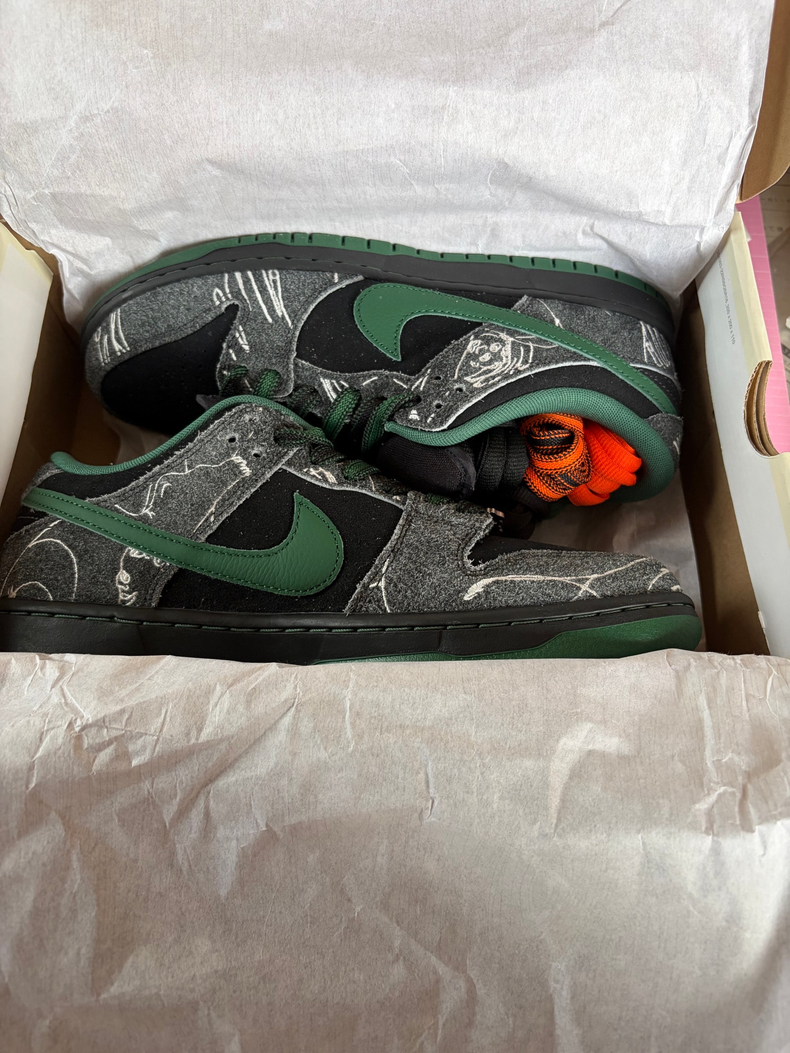 There Skateboards × Nike SB Dunk Low Pro "Anthracite and Gorge Green"