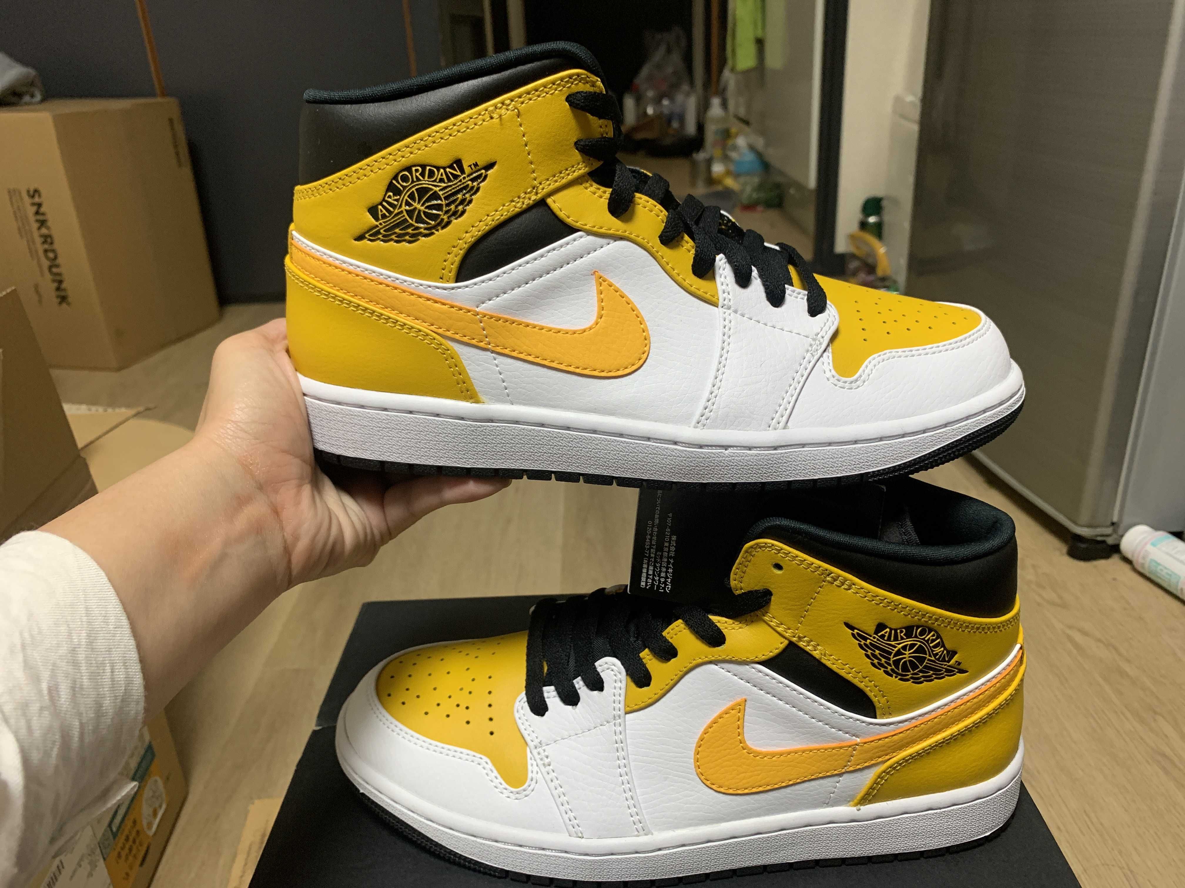 Nike Air Jordan 1 Mid "University Gold"  