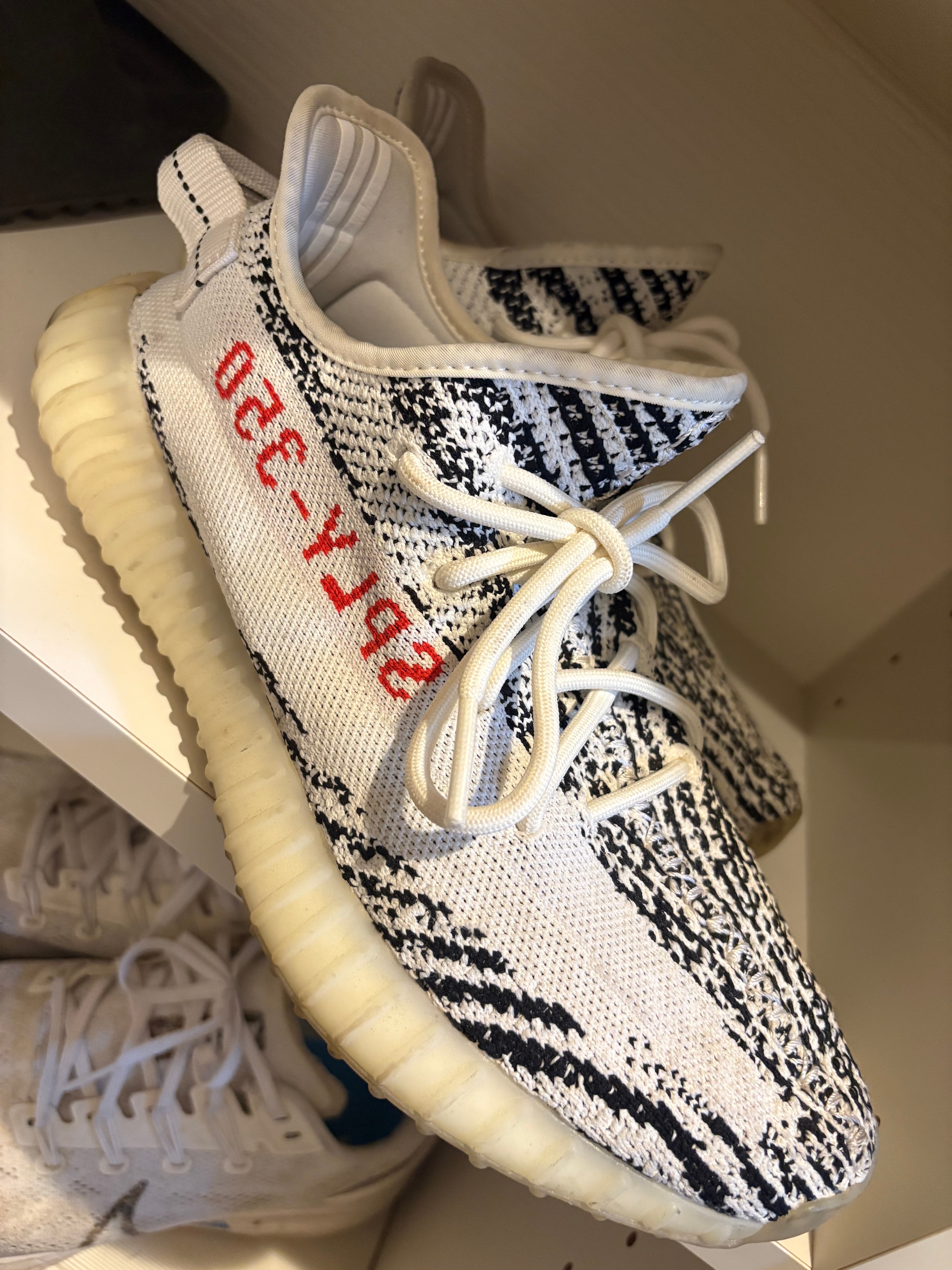 アディダス イージーブースト350V2 "ゼブラ"