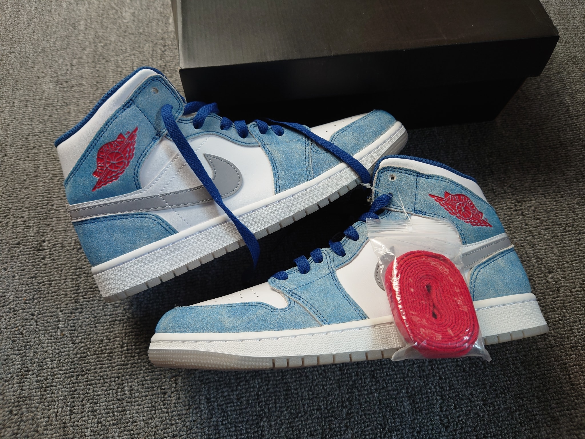 Nike Air Jordan 1 Mid SE "White/Hyper Royal/Red"