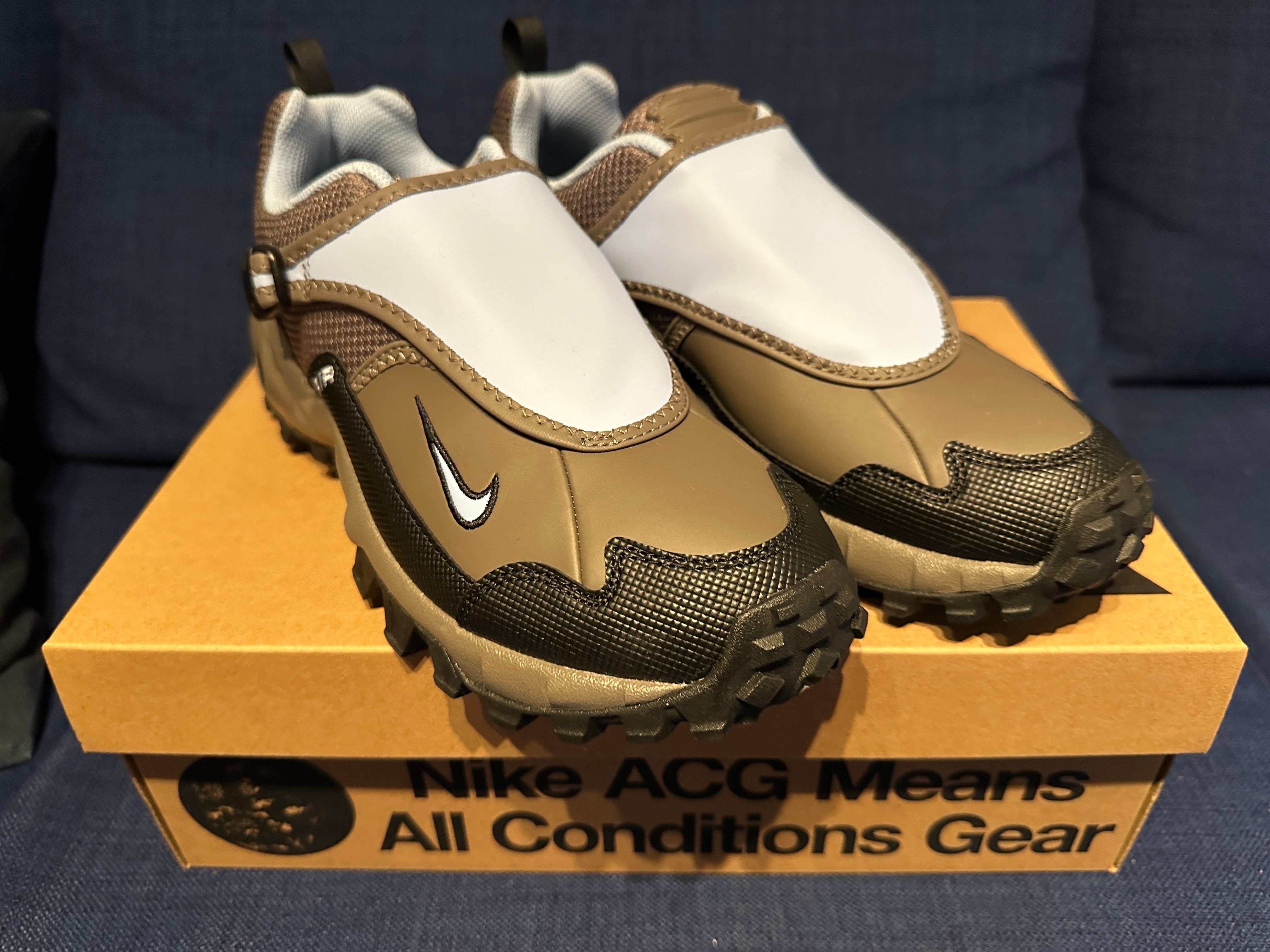 ナイキ ACG エアファサード "ケイブストーン/アルミニウム"