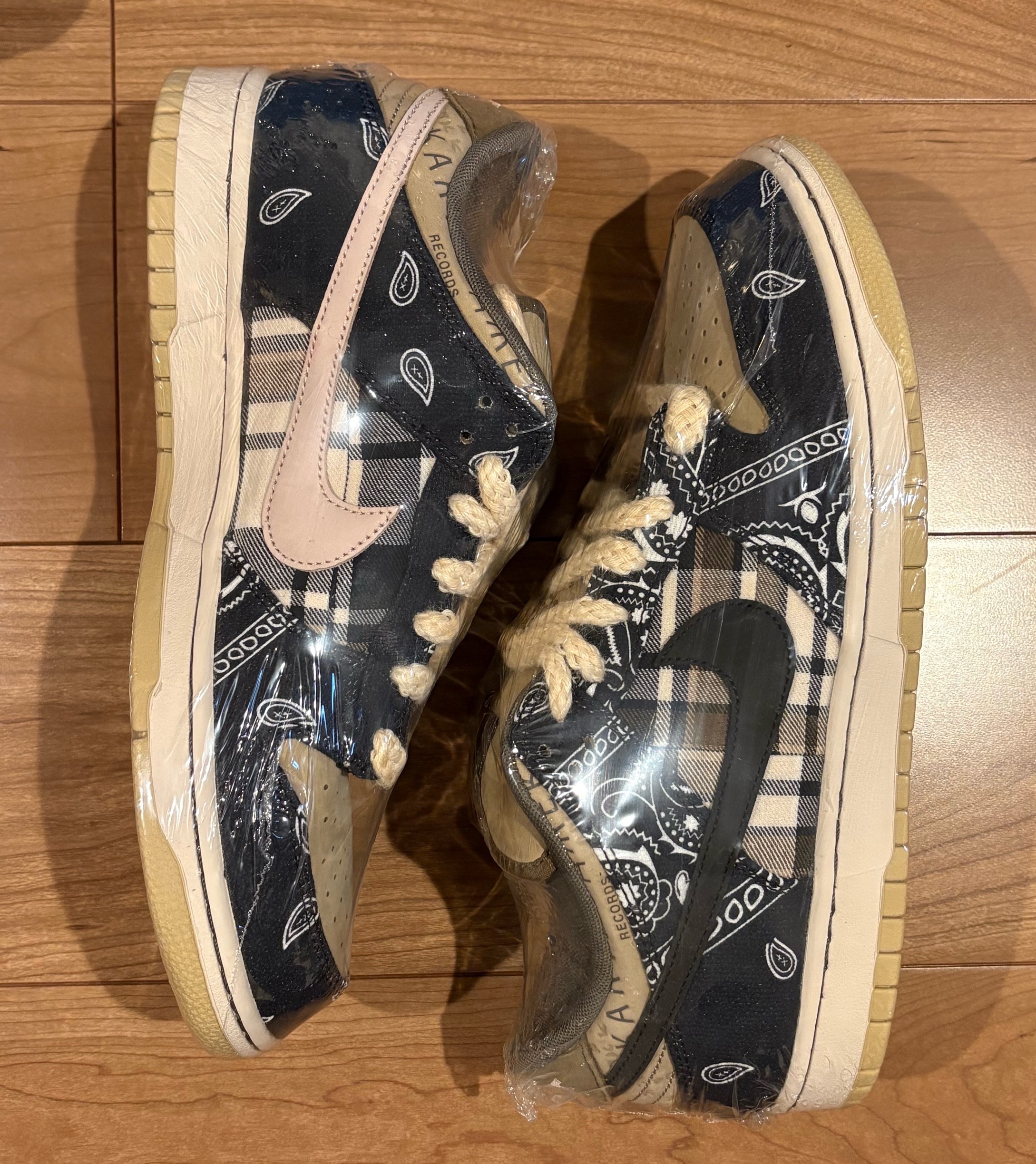 Travis Scott × Nike SB Dunk Low "Black/Parachute Beige"