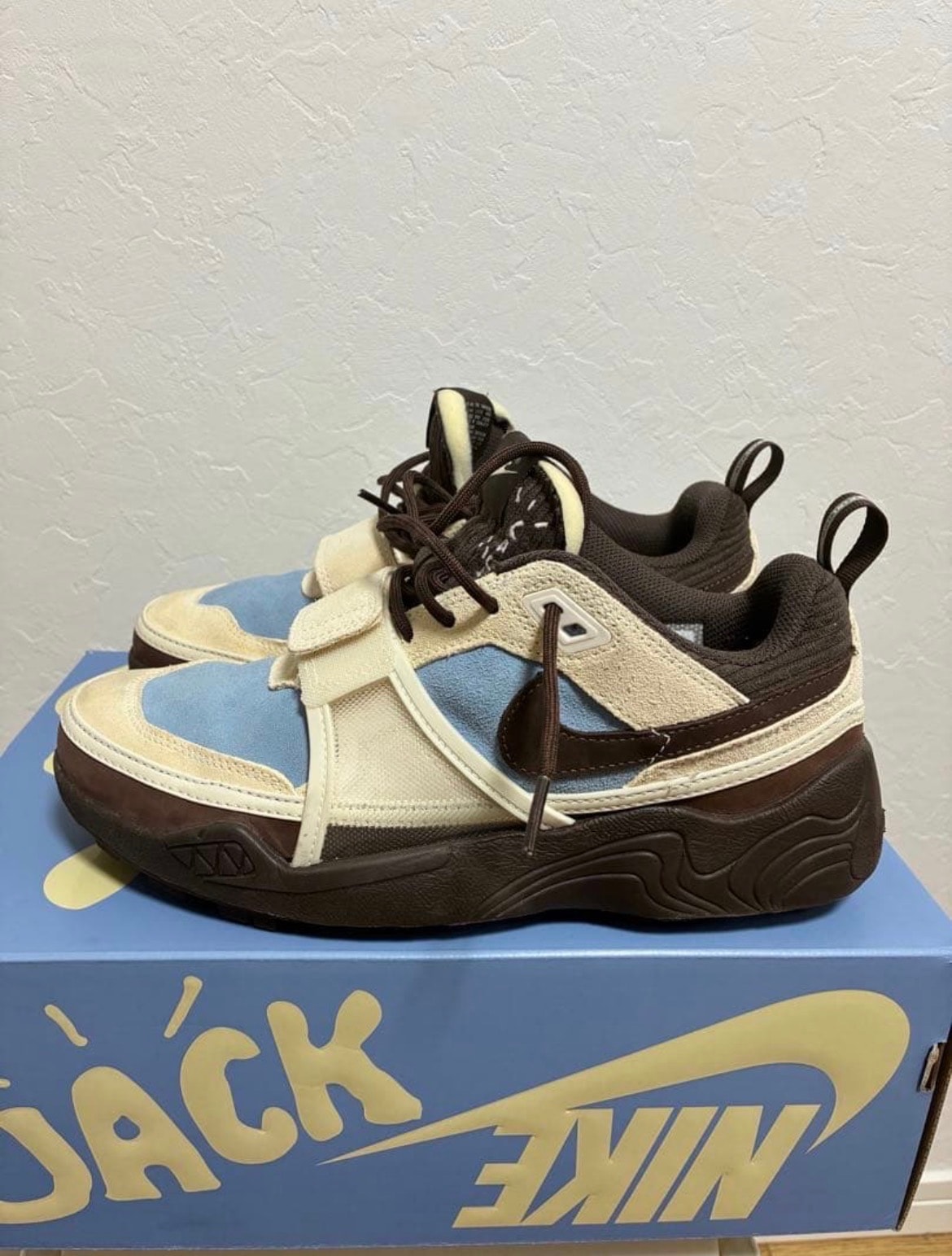 Travis Scott × Nike Zoom Field Jaxx "Pale Ivory and Leche Blue"
