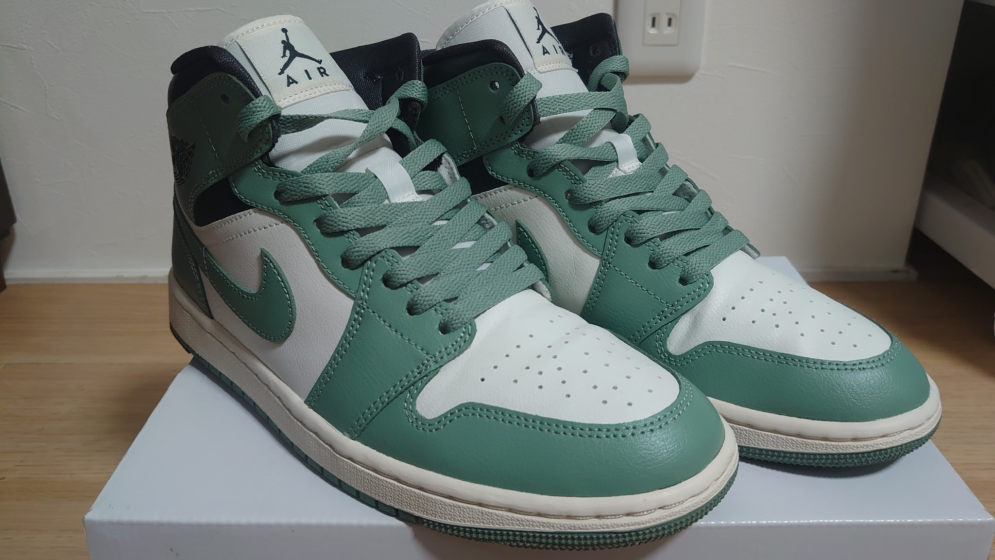 Nike Women's Air Jordan 1 Mid "Jade Smoke"