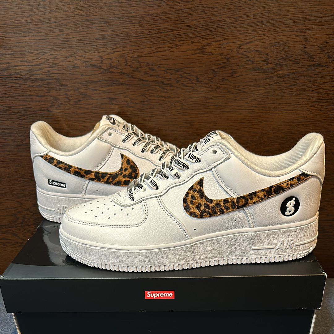 GOODENOUGH × Supreme × Nike Air Force 1 Low "White/Leopard" (25SS Week15)