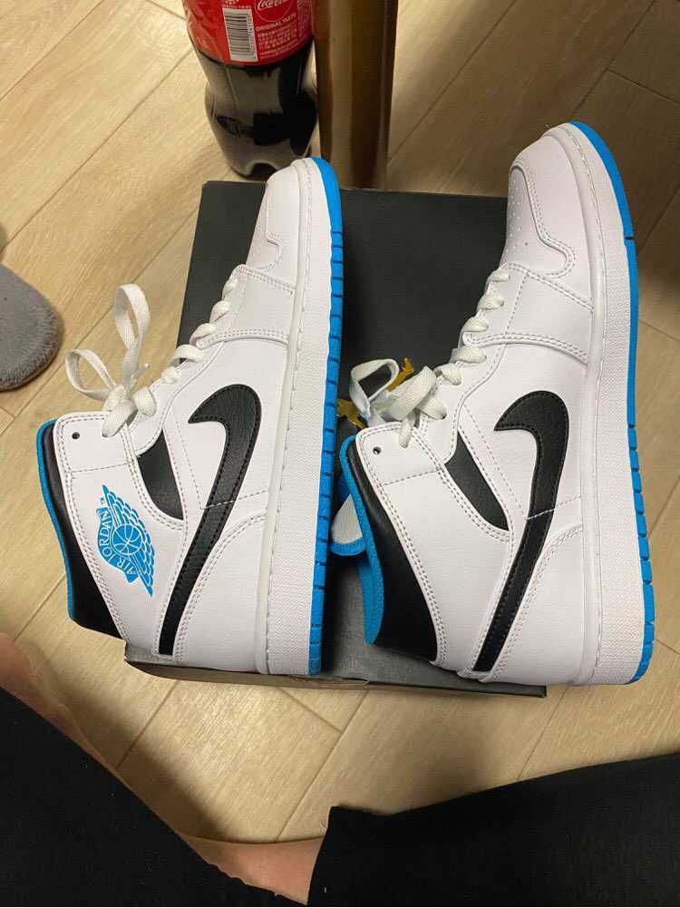 Nike Air Jordan 1 Mid "White/Laser blue"