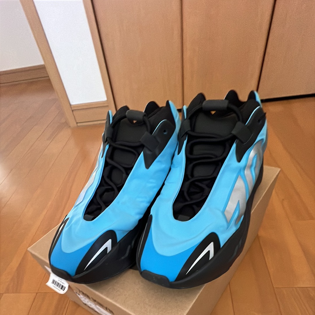 ADIDAS YEEZY 700 MNVN "Bright Cyan/Black"