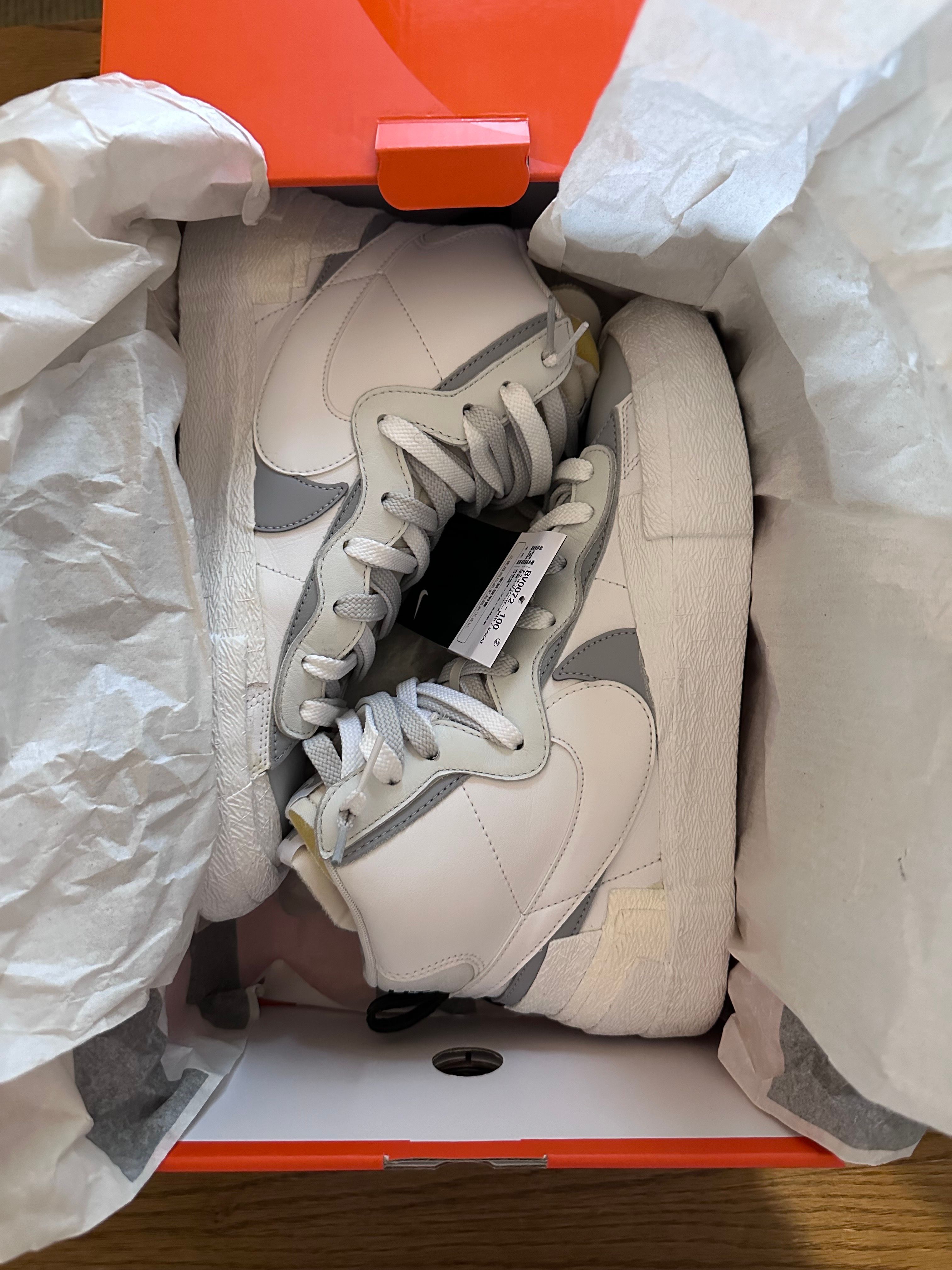 sacai × NIKE BLAZER MID "WHITE/WOLF GREY"