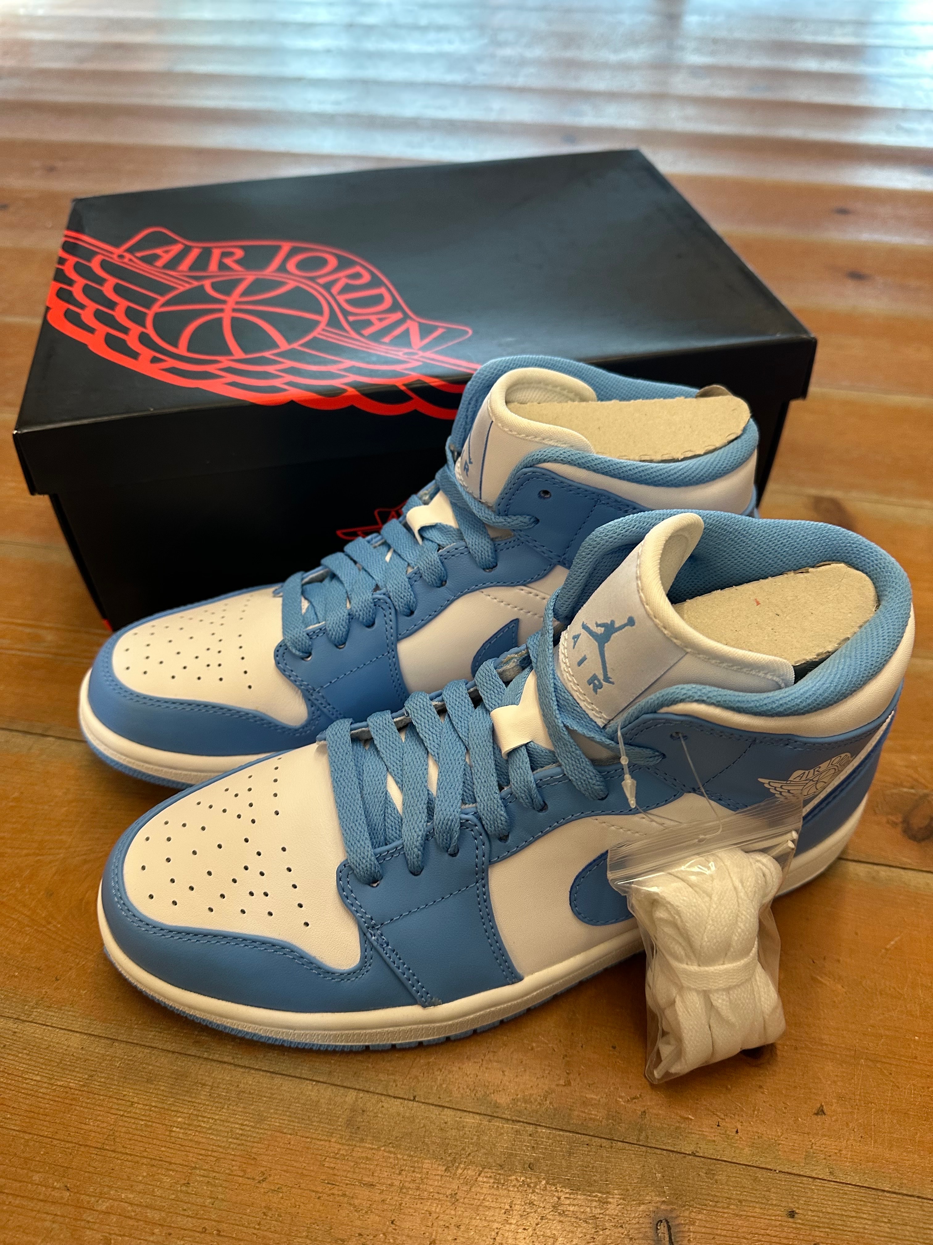 Nike Air Jordan 1 Retro Mid "UNC"