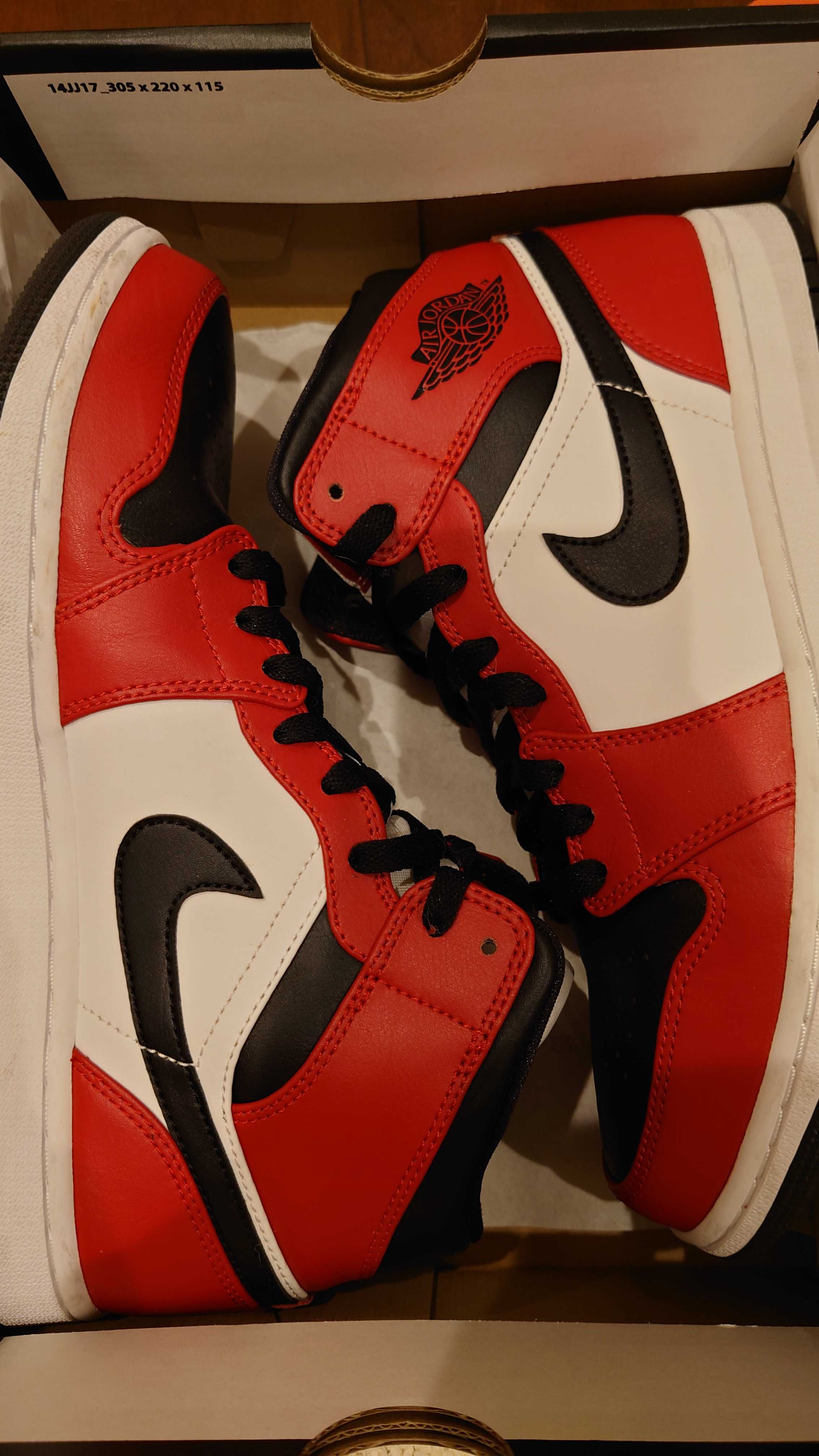 Nike Air Jordan 1 Mid "Chicago Black Toe"