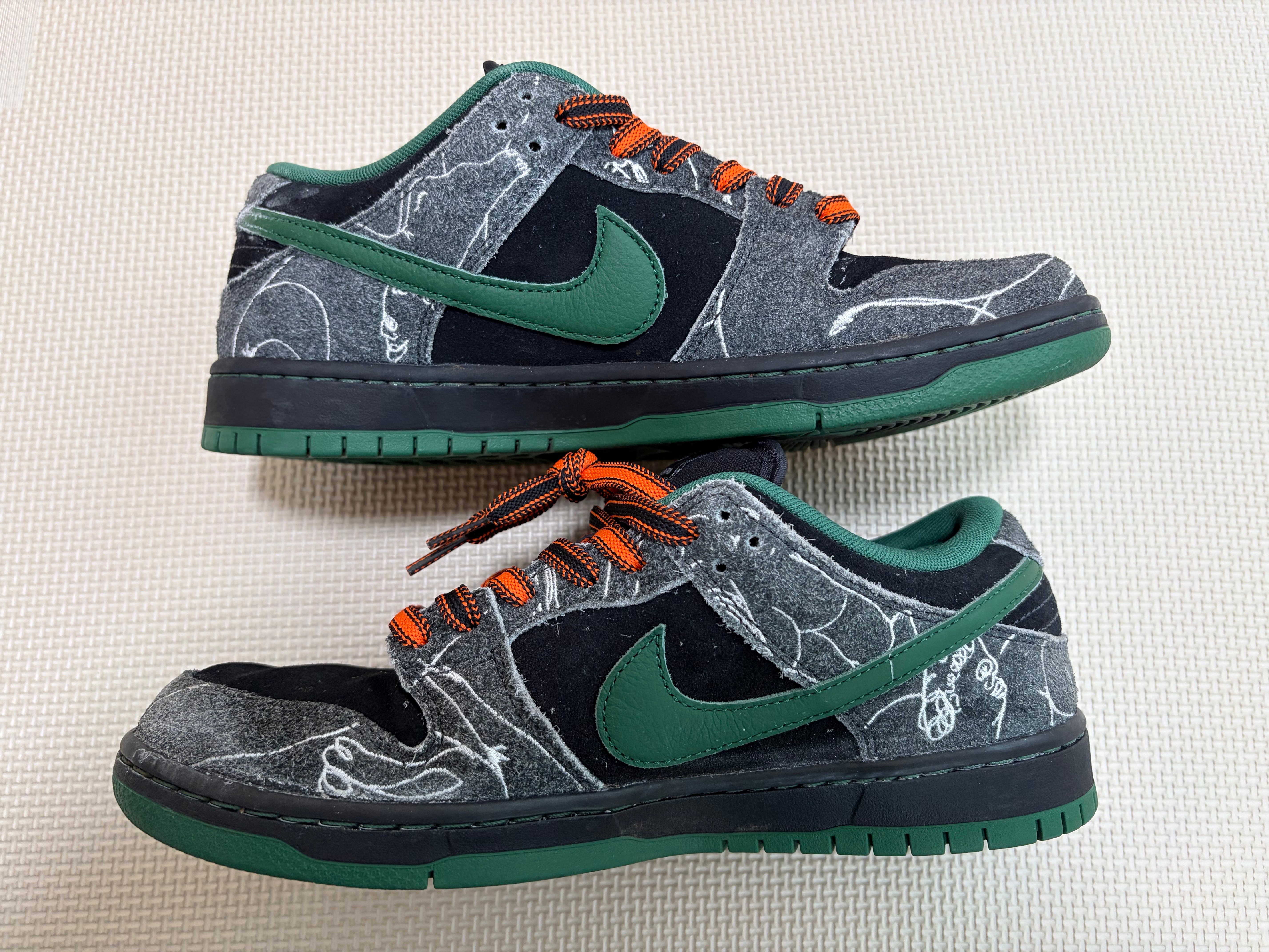 There Skateboards × Nike SB Dunk Low Pro "Anthracite and Gorge Green"