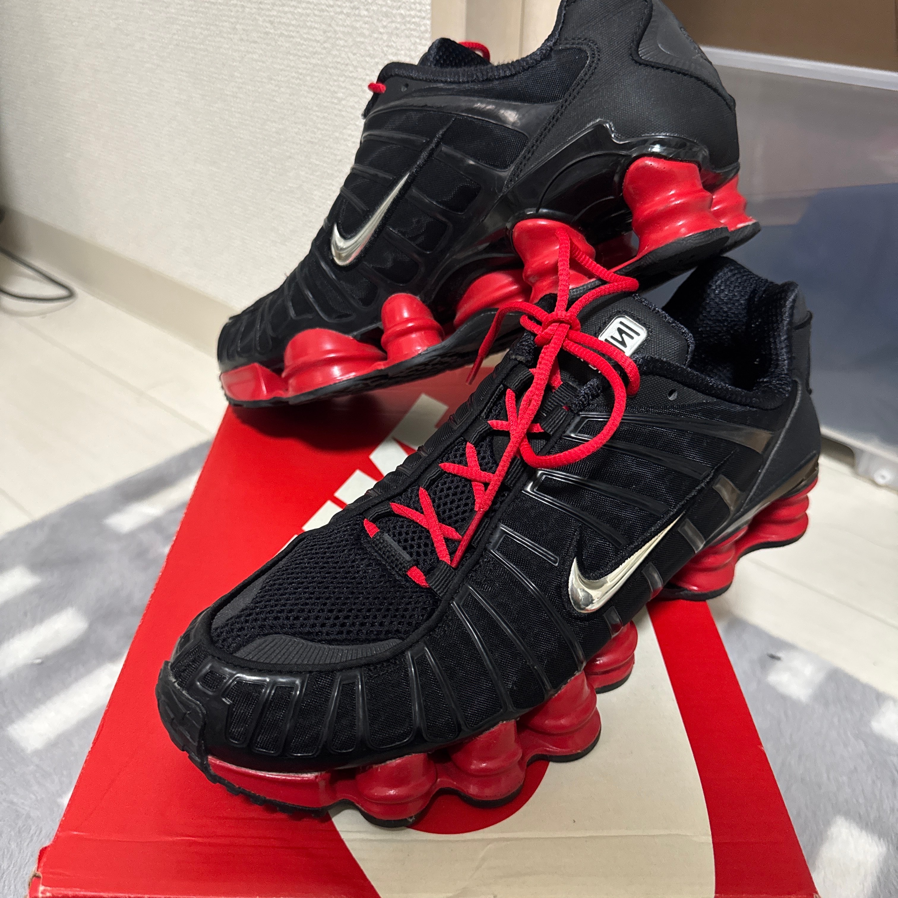 スケプタ×ナイキショックスTL ブラック/ユニバーシティレッド 27.5cmの 