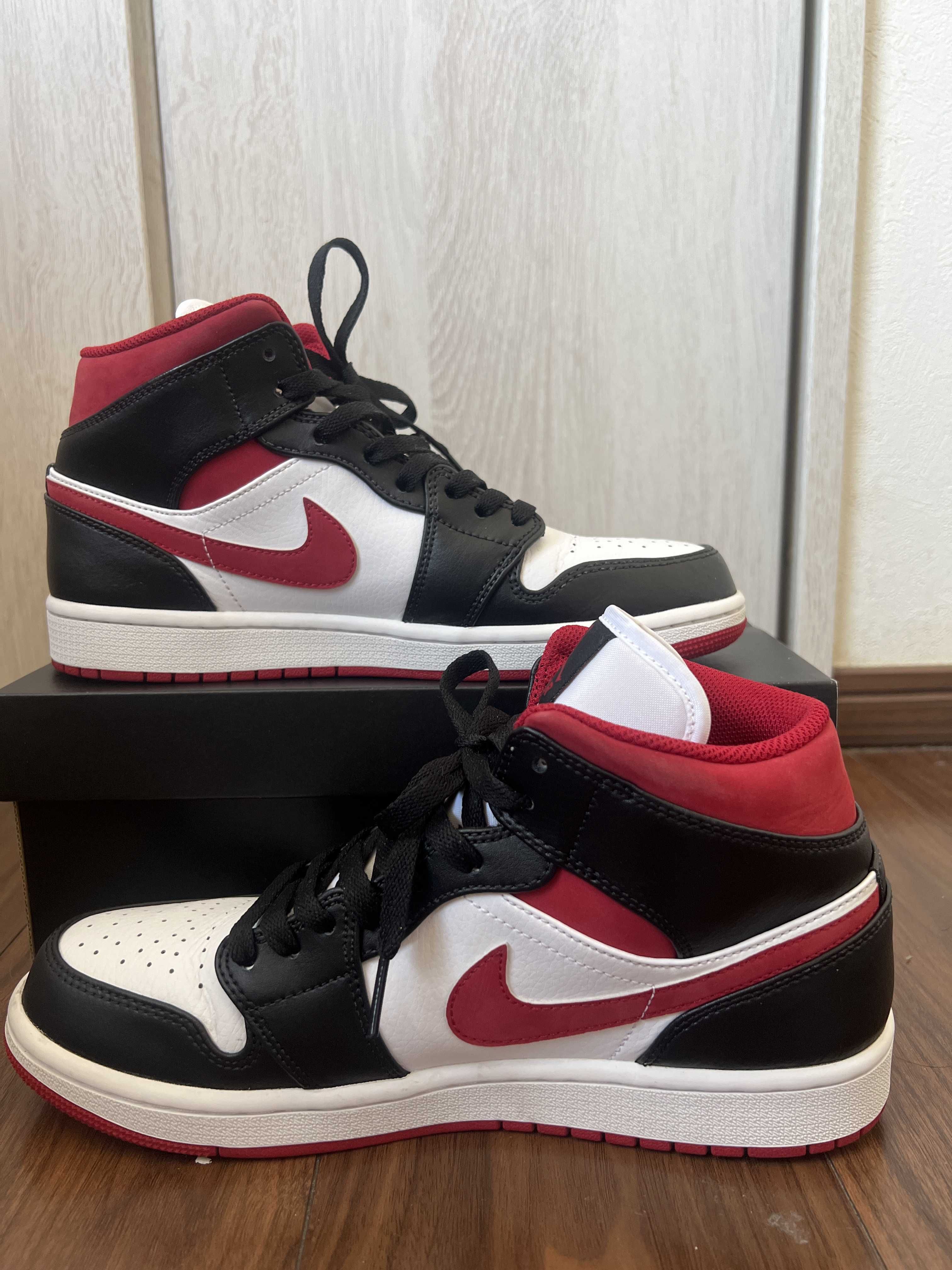 Nike Air Jordan 1 Mid "White/Gym Red Black"