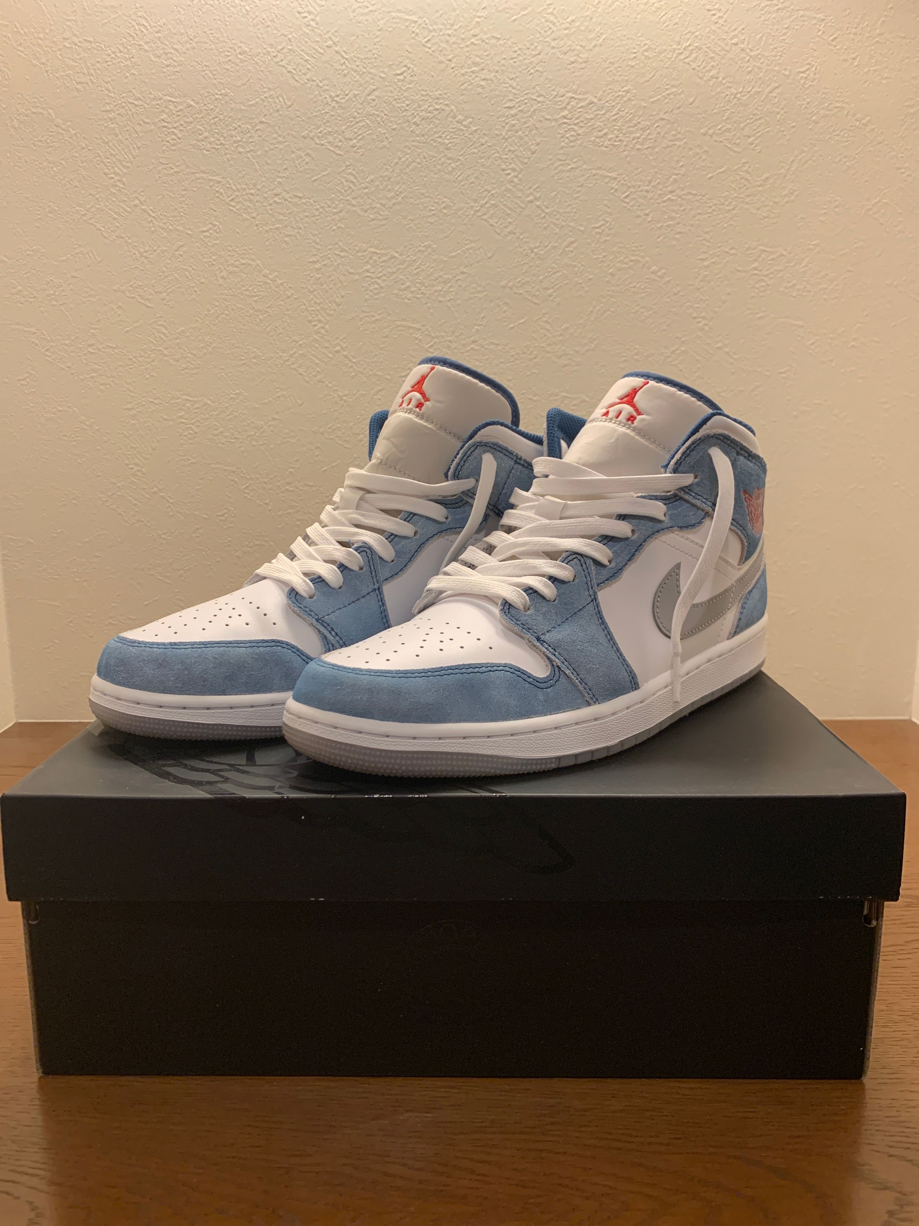 Nike Air Jordan 1 Mid SE "White/Hyper Royal/Red"