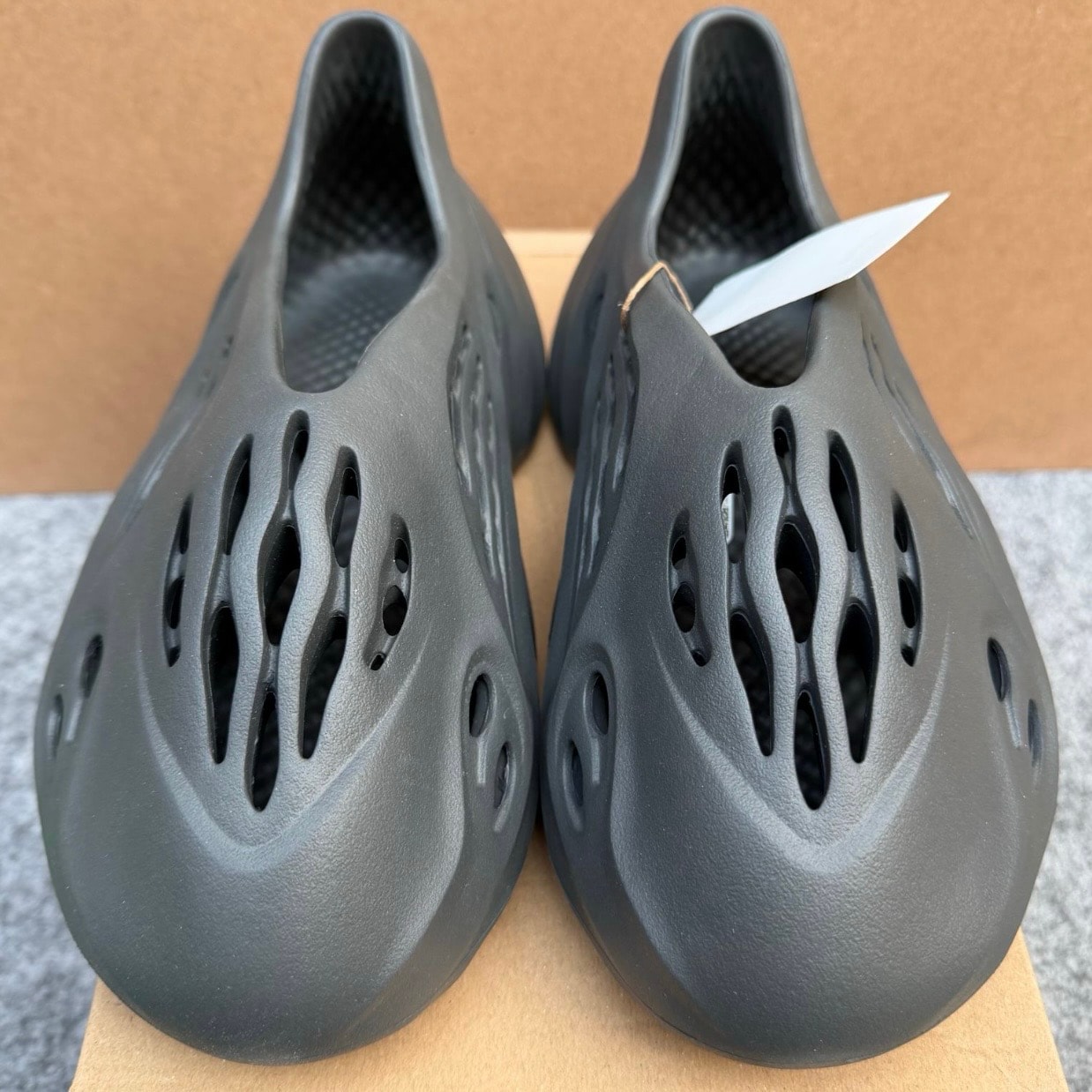 adidas YEEZY Foam Runner "Carbon"