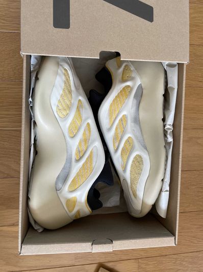 adidas YEEZY 700 V3 "Safflower"