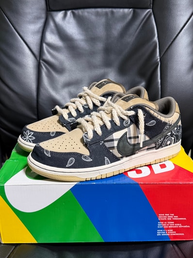 Travis Scott × Nike SB Dunk Low "Black/Parachute Beige"