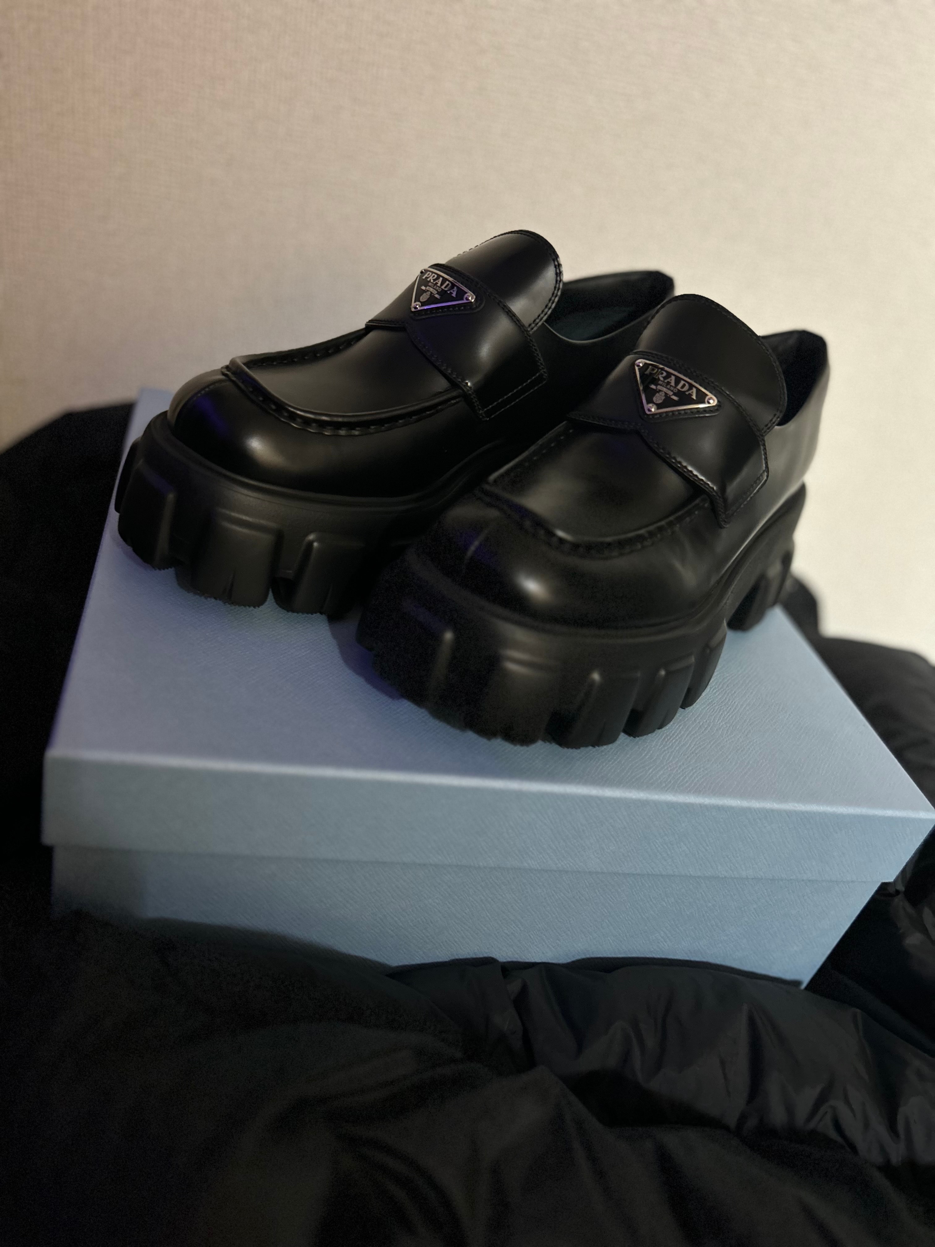 プラダ ウィメンズ モノリス ブラッシュドレザー ローファー "ブラック"