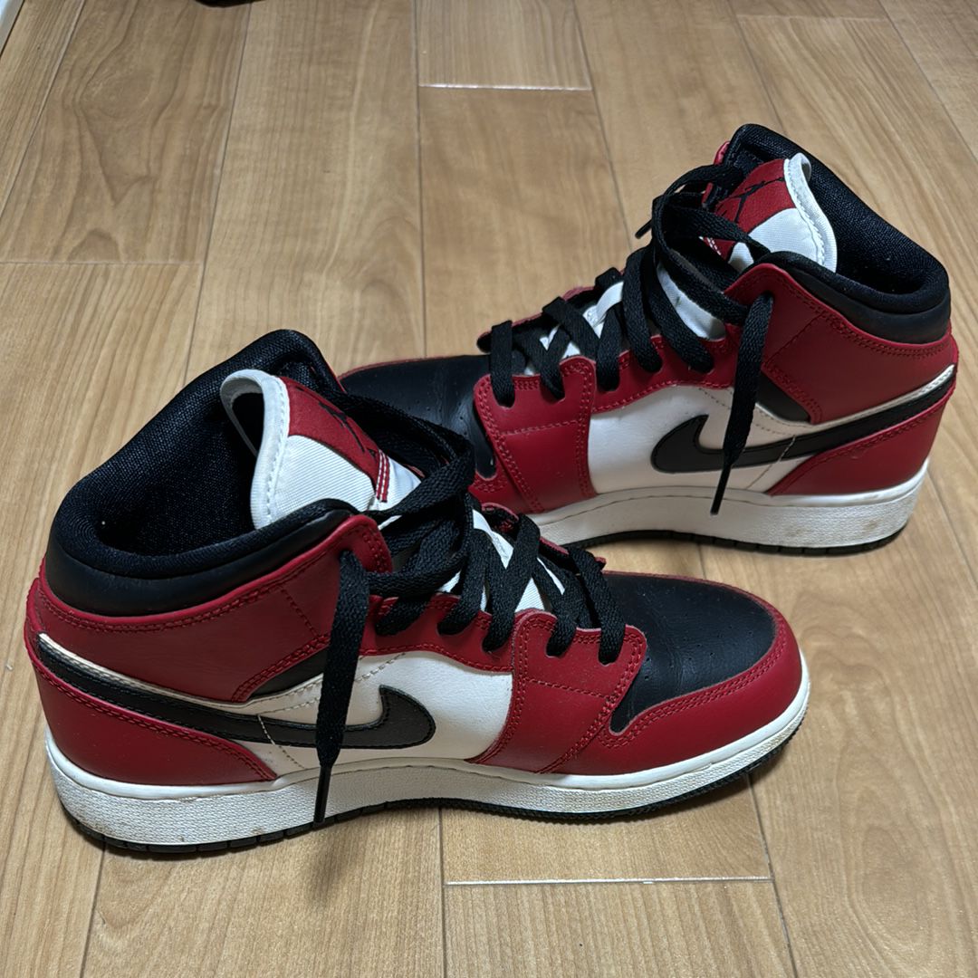 Nike Air Jordan 1 Mid "Chicago Black Toe"