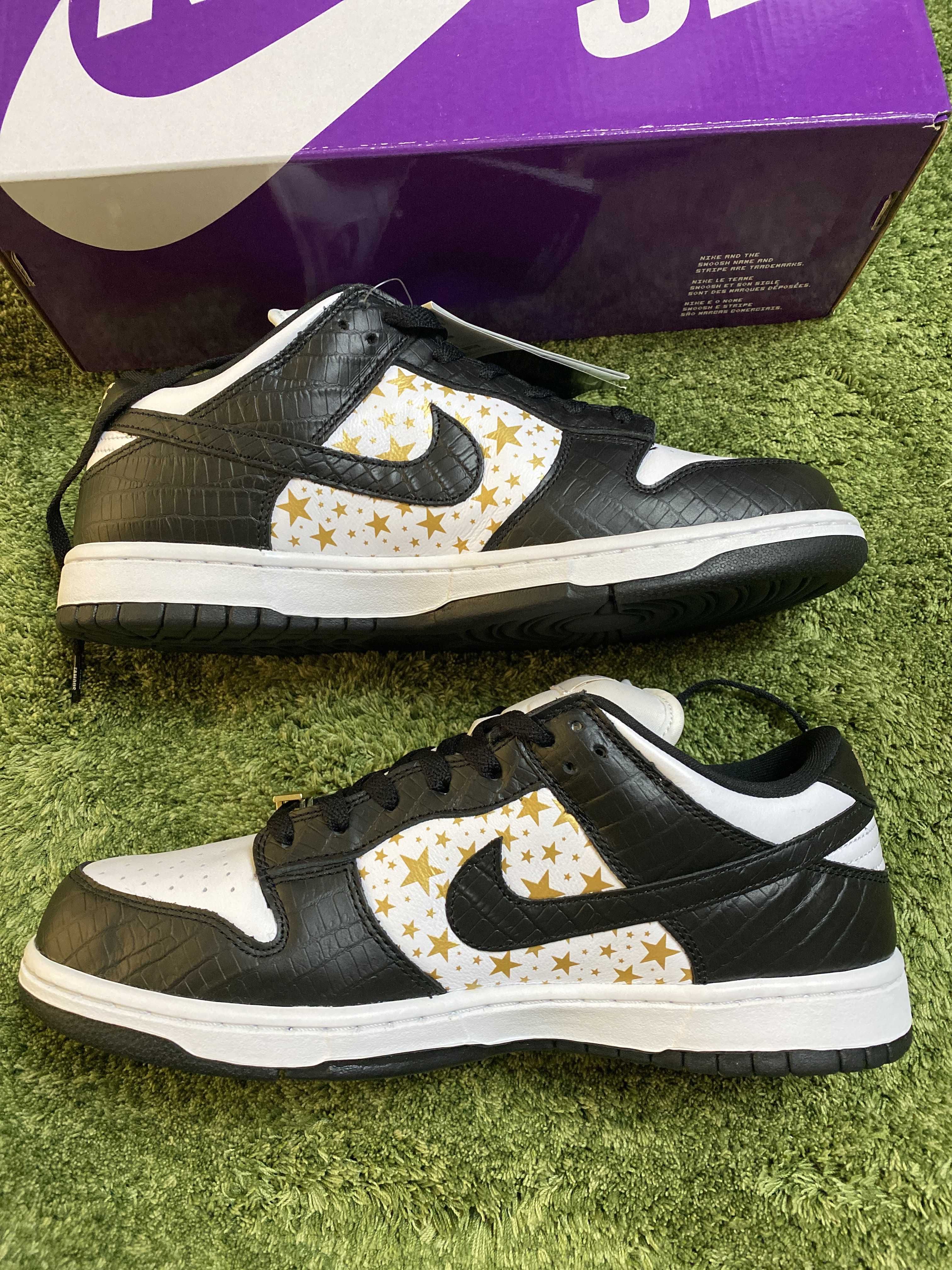 Supreme × Nike SB Dunk Low OG QS Gold Stars "White/Black"