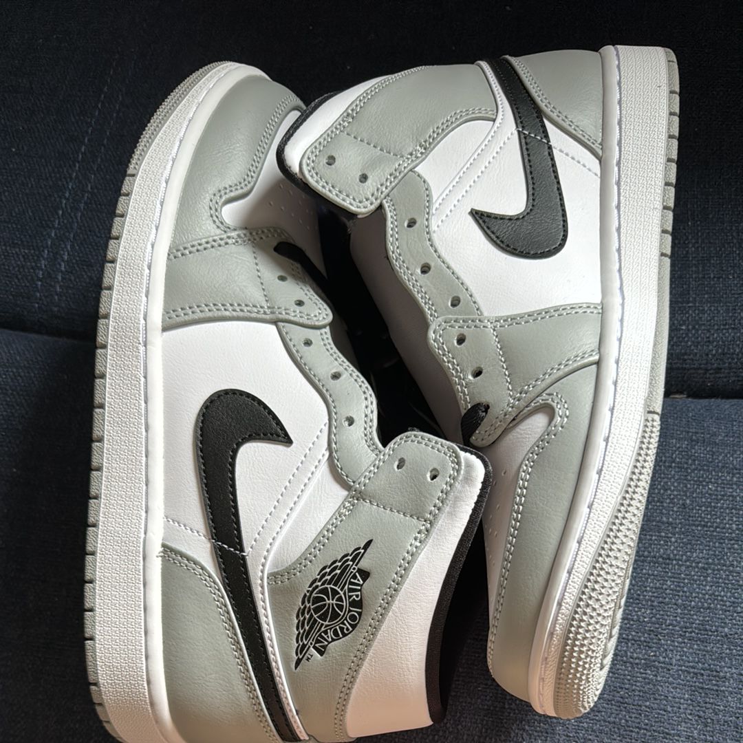 Nike Air Jordan 1 Mid "Light Smoke Grey/White/Black"