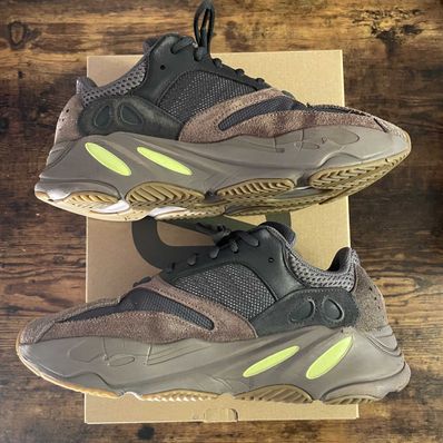 YEEZY BOOST 700 WAVE RUNNER DARK GREY