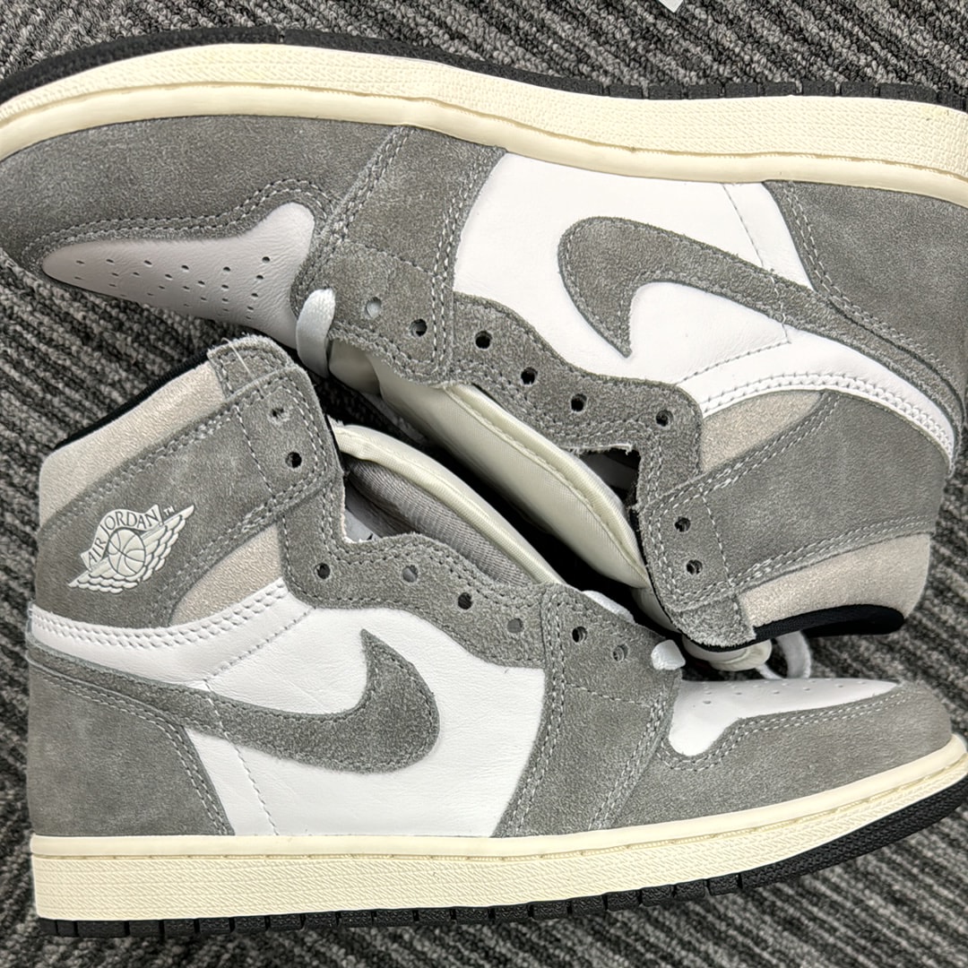 Nike Air Jordan 1 Retro High OG "Black and Smoke Grey"