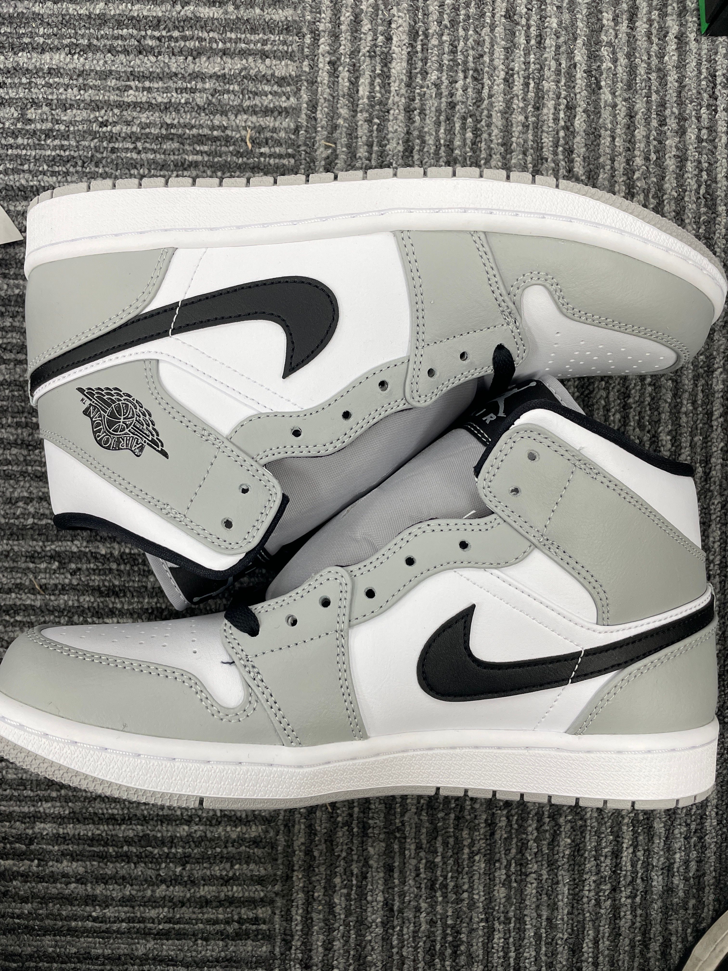 Nike Air Jordan 1 Mid "Light Smoke Grey/White/Black"