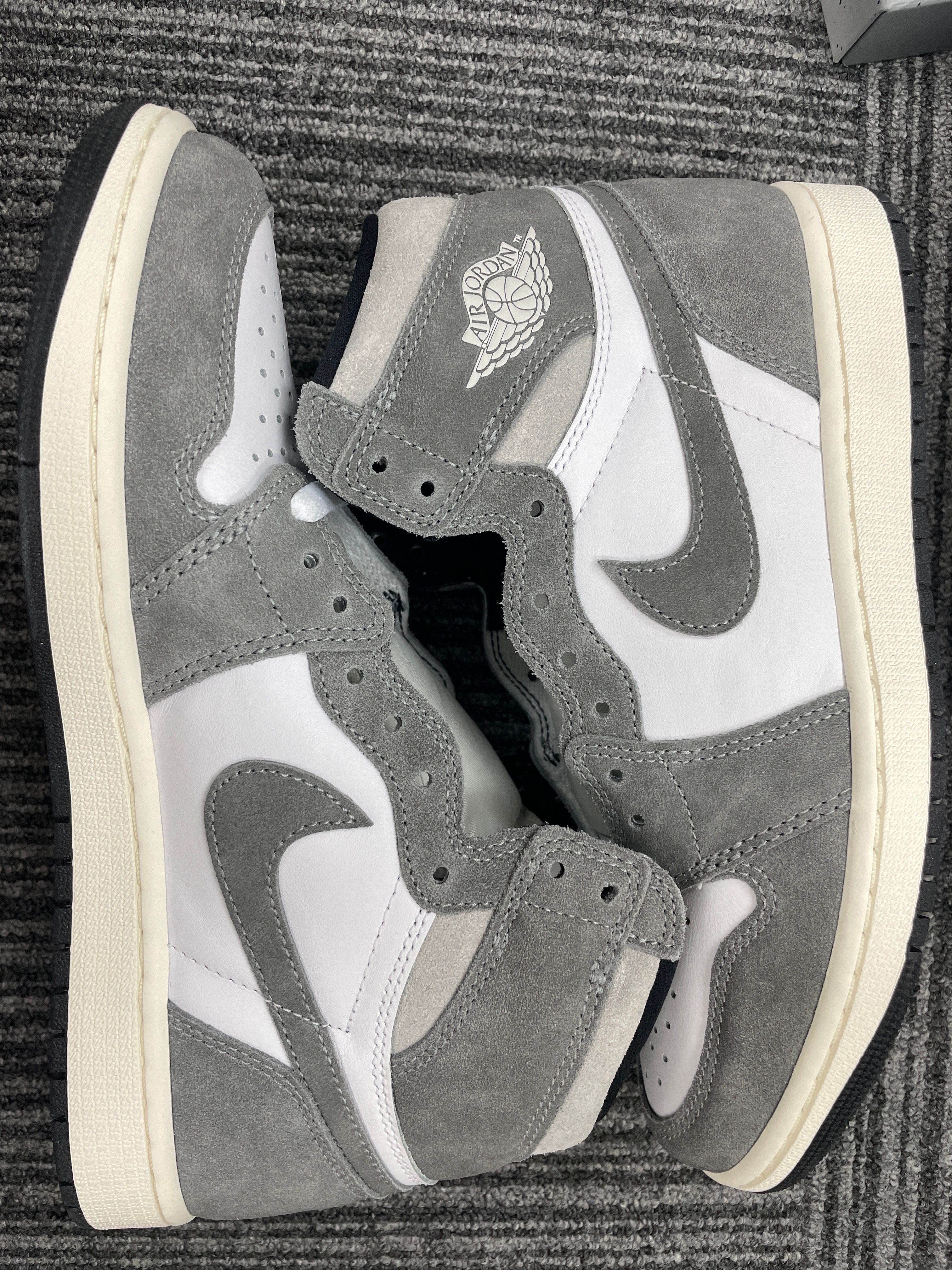 Nike Air Jordan 1 Retro High OG "Black and Smoke Grey"