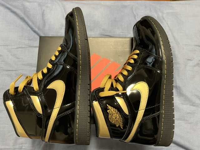 Nike Air Jordan 1 High OG "Black-Metalic Gold"