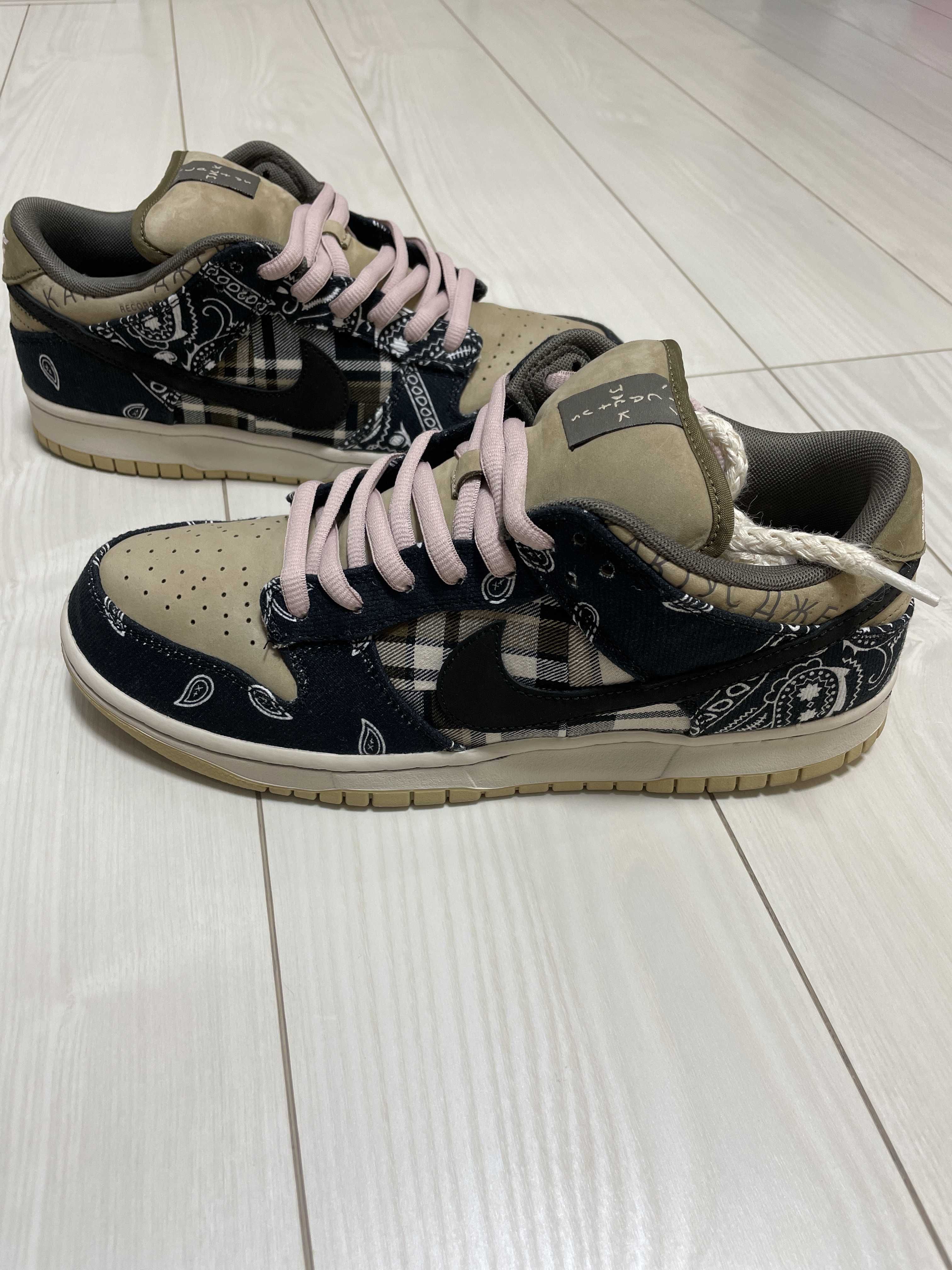 Travis Scott × Nike SB Dunk Low "Black/Parachute Beige"