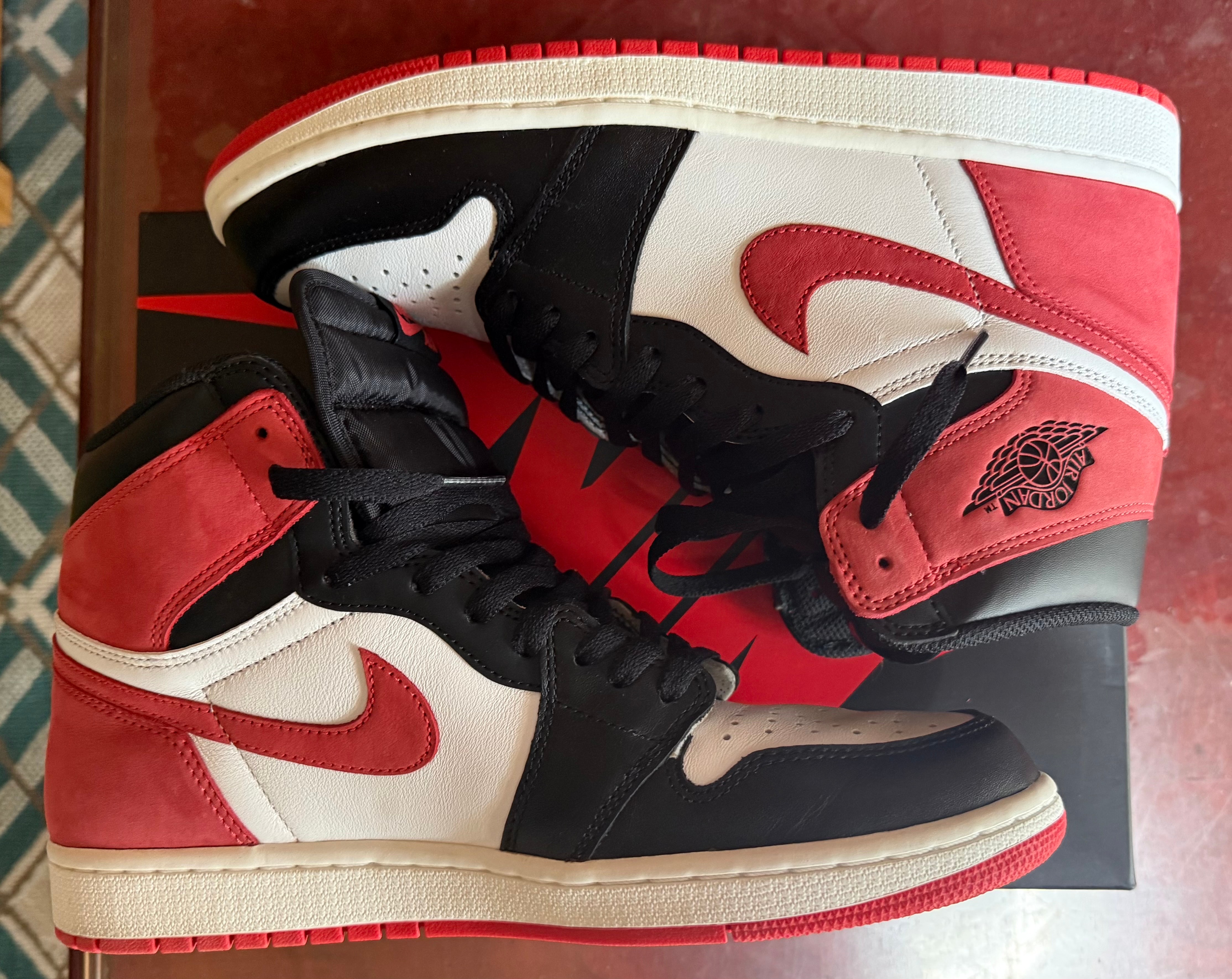 Nike Air Jordan 1 Retro High "Track Red"