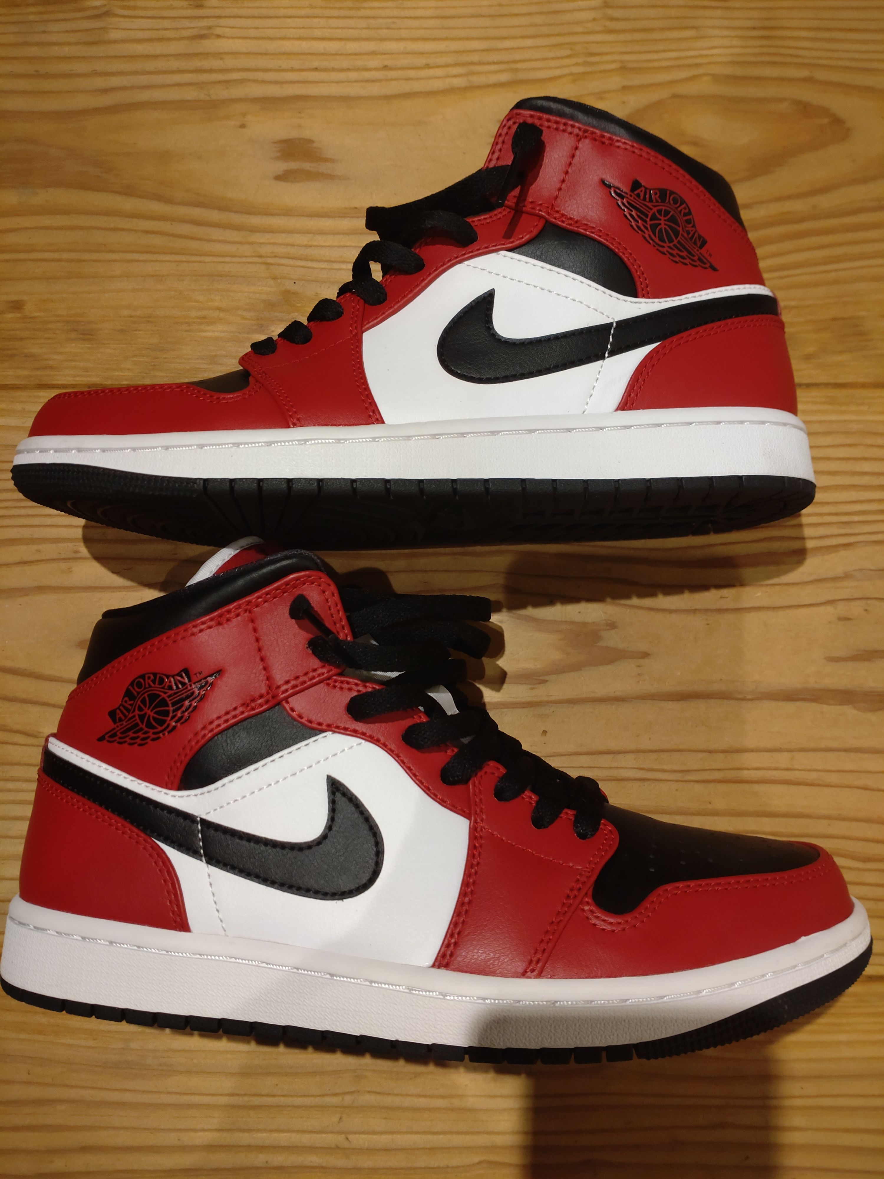 Nike Air Jordan 1 Mid "Chicago Black Toe"