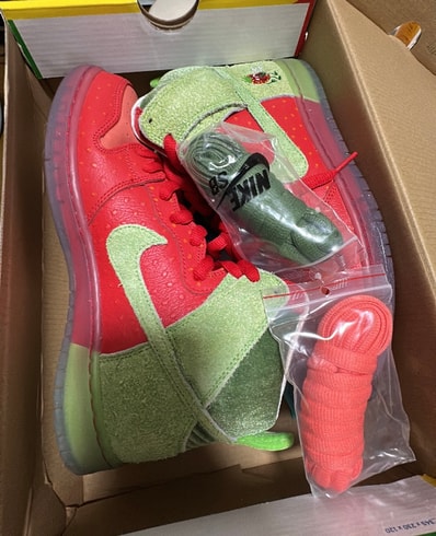 Nike SB Dunk High "Strawberry Cough"