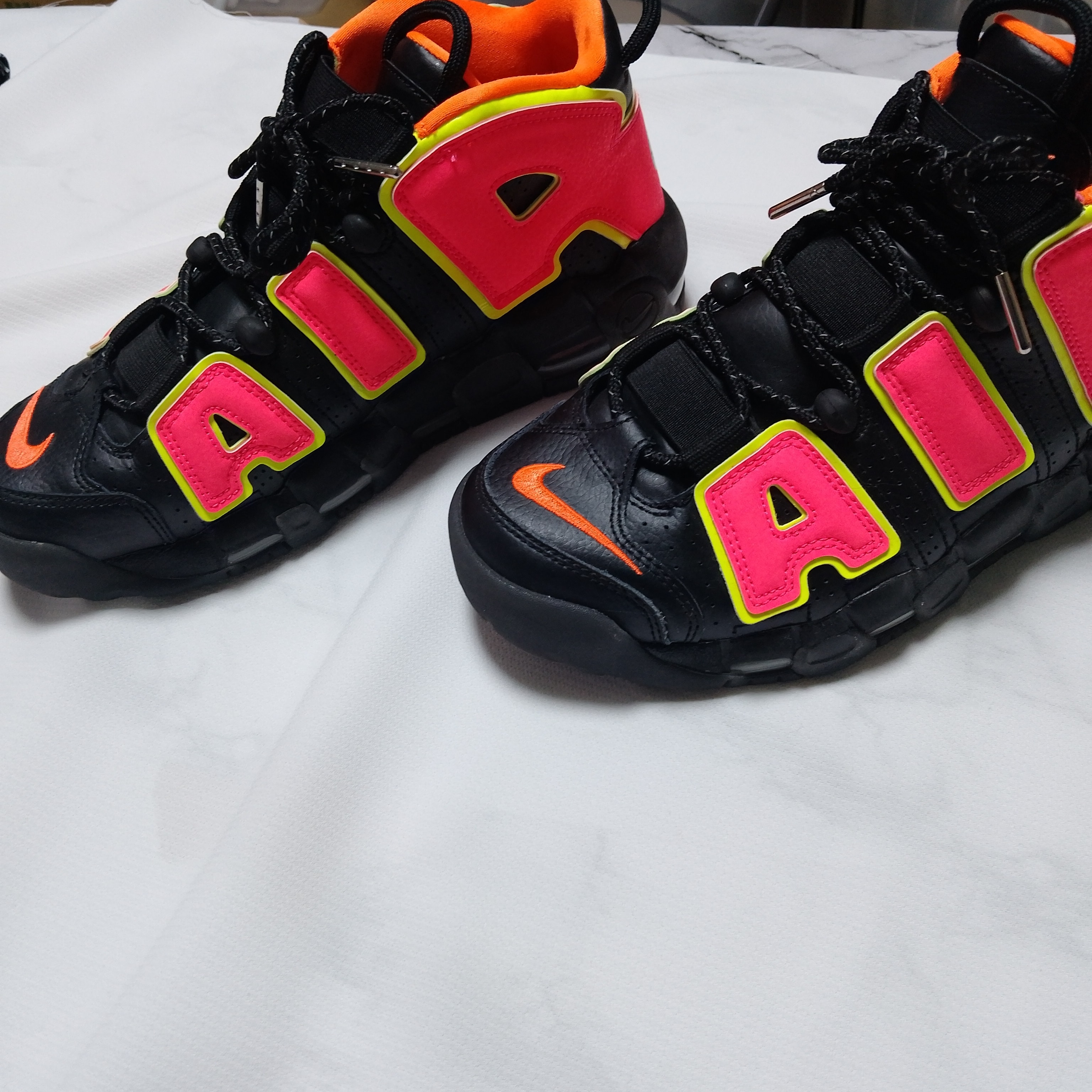 NIKE Women's AIR MORE UPTEMPO "HOT PUNCH"